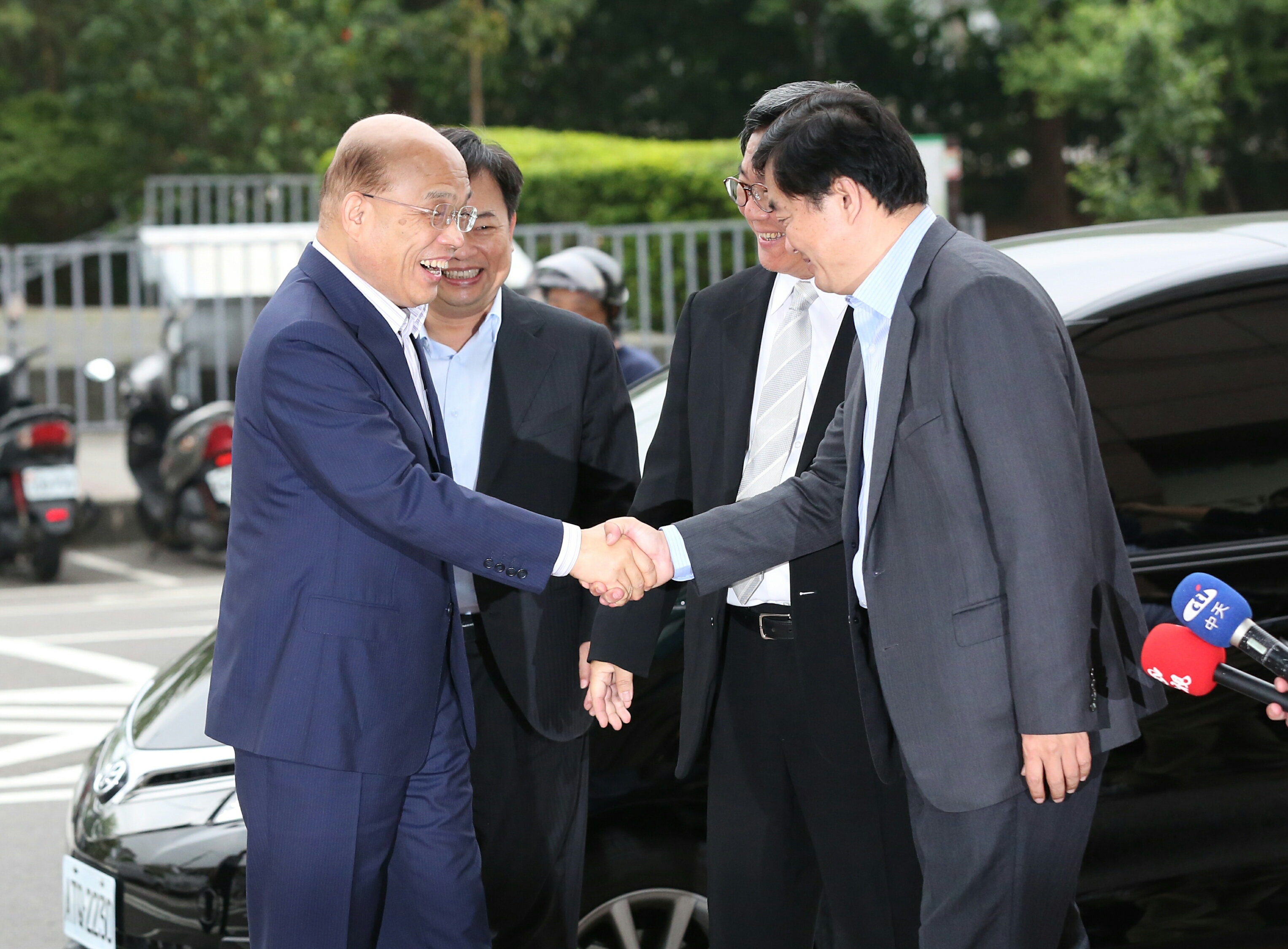 蘇貞昌（左）今早到民進黨中央黨部，民進黨秘書長洪耀福（右起）、選對會召集人陳明文、林錫耀到樓下迎接。