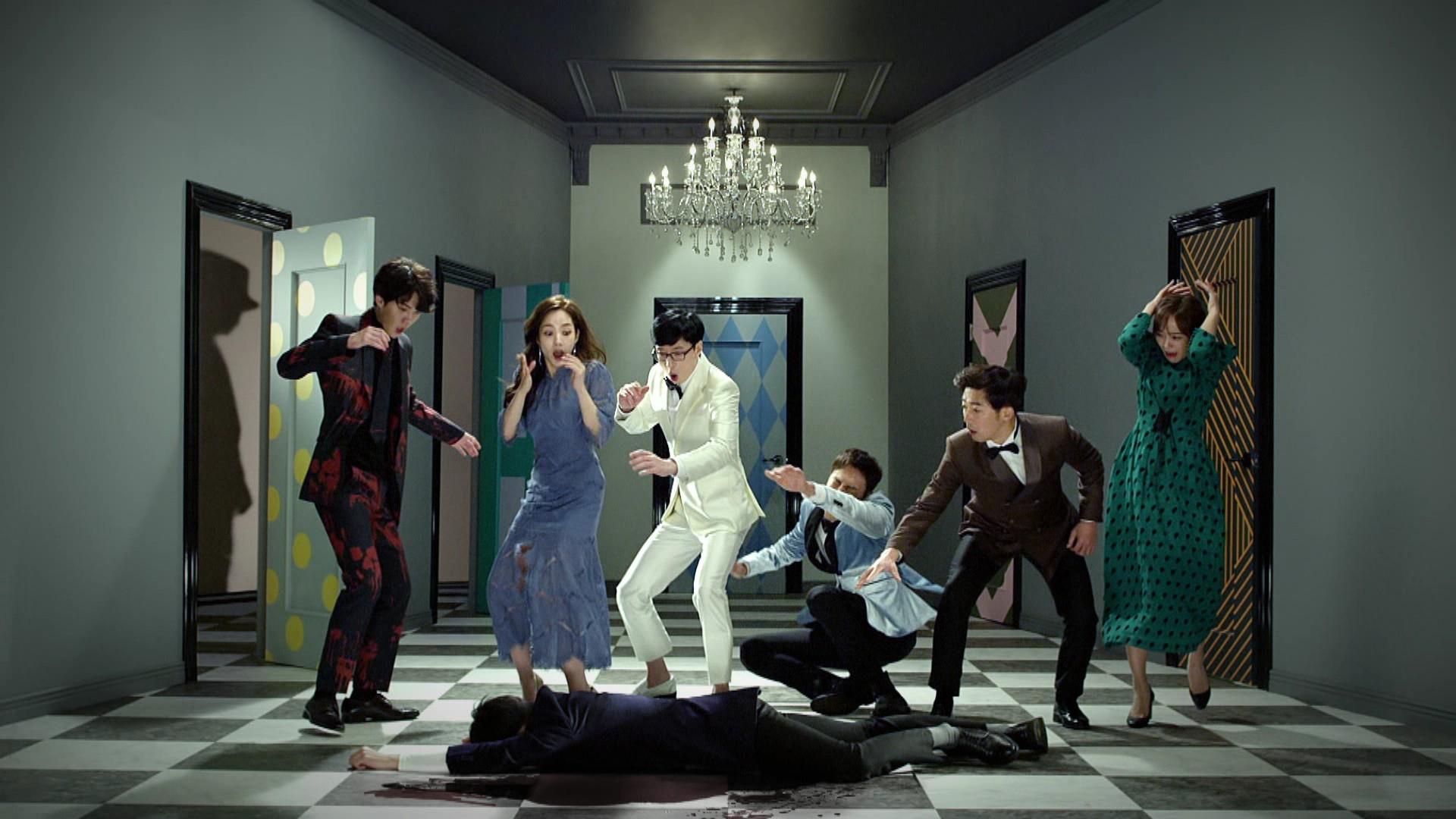 《Busted！明星來解謎》預告片中，Exo成員世勳（左起）、朴敏英、劉在錫、李光洙、安在旭、Gugudan成員世正看著倒臥男子，推斷是主持人金鐘旼。（韓國Netflix提供）
