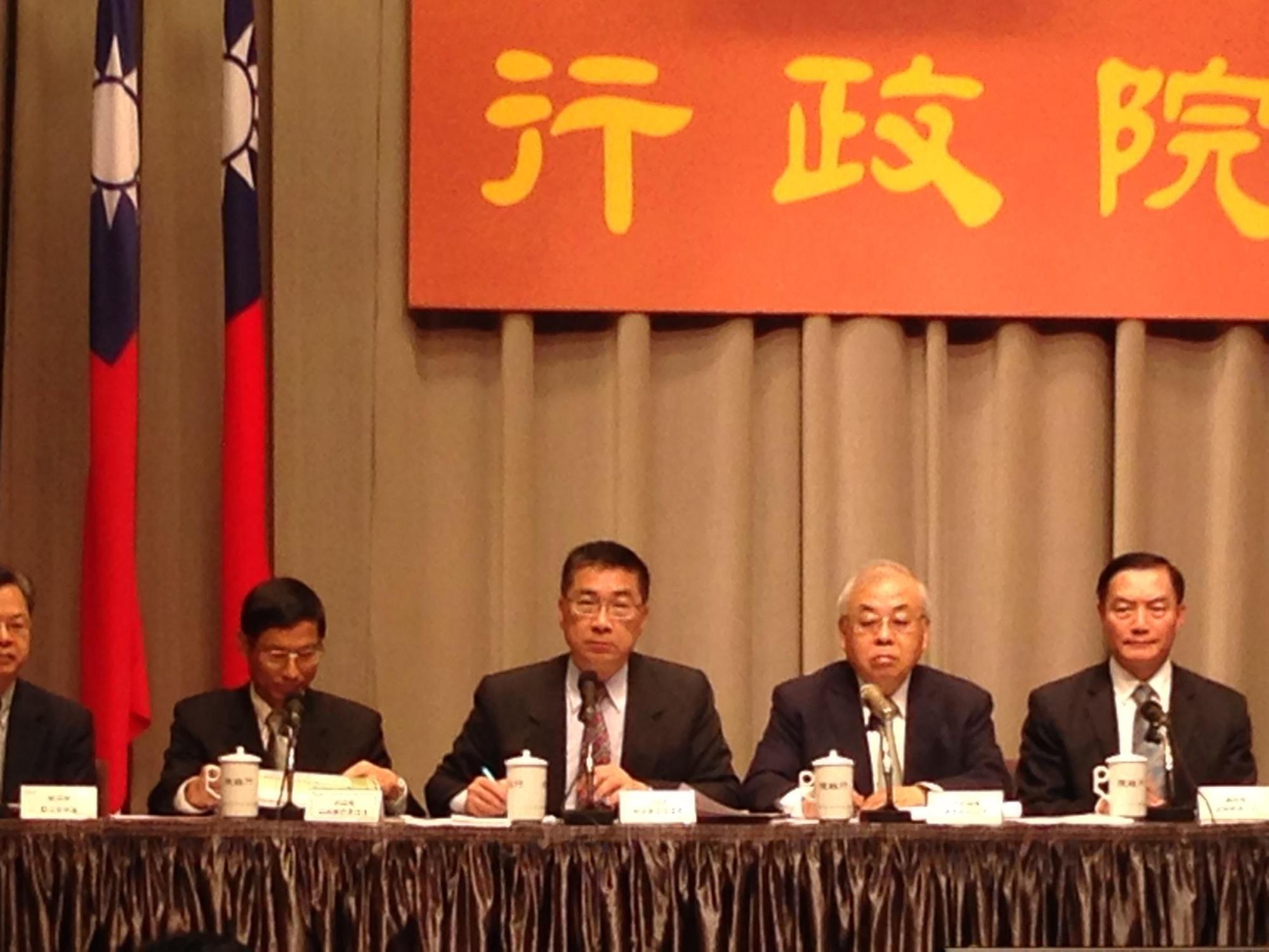 行政院院會通過軍人年改政院版本,採納立委建議改為「55+2」,並期待今年7月1日與公教年改一起上路。