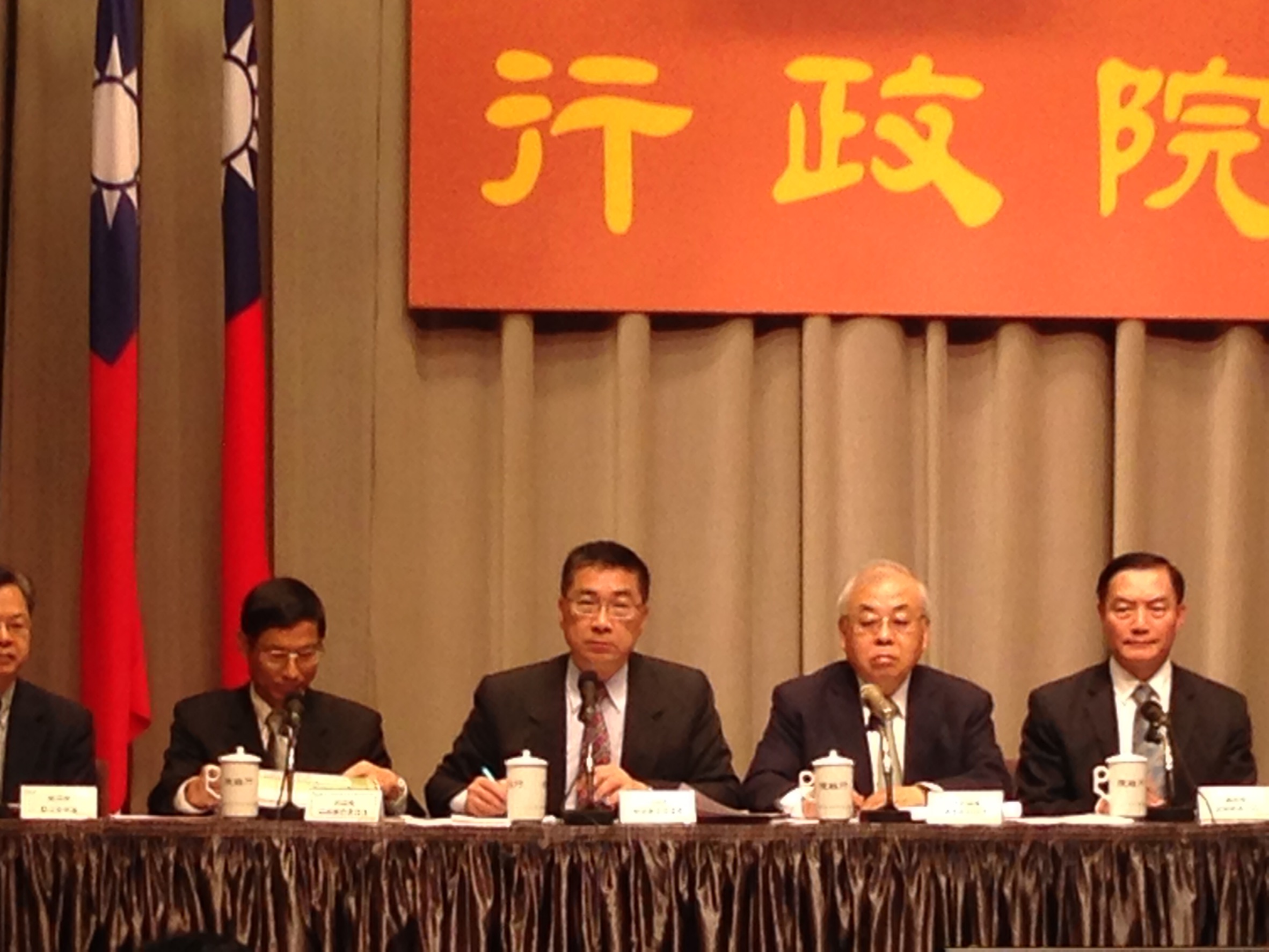 行政院院會通過軍人年改政院版本，採納立委建議改為「55+2」，並期待今年7月1日與公教年改一起上路。