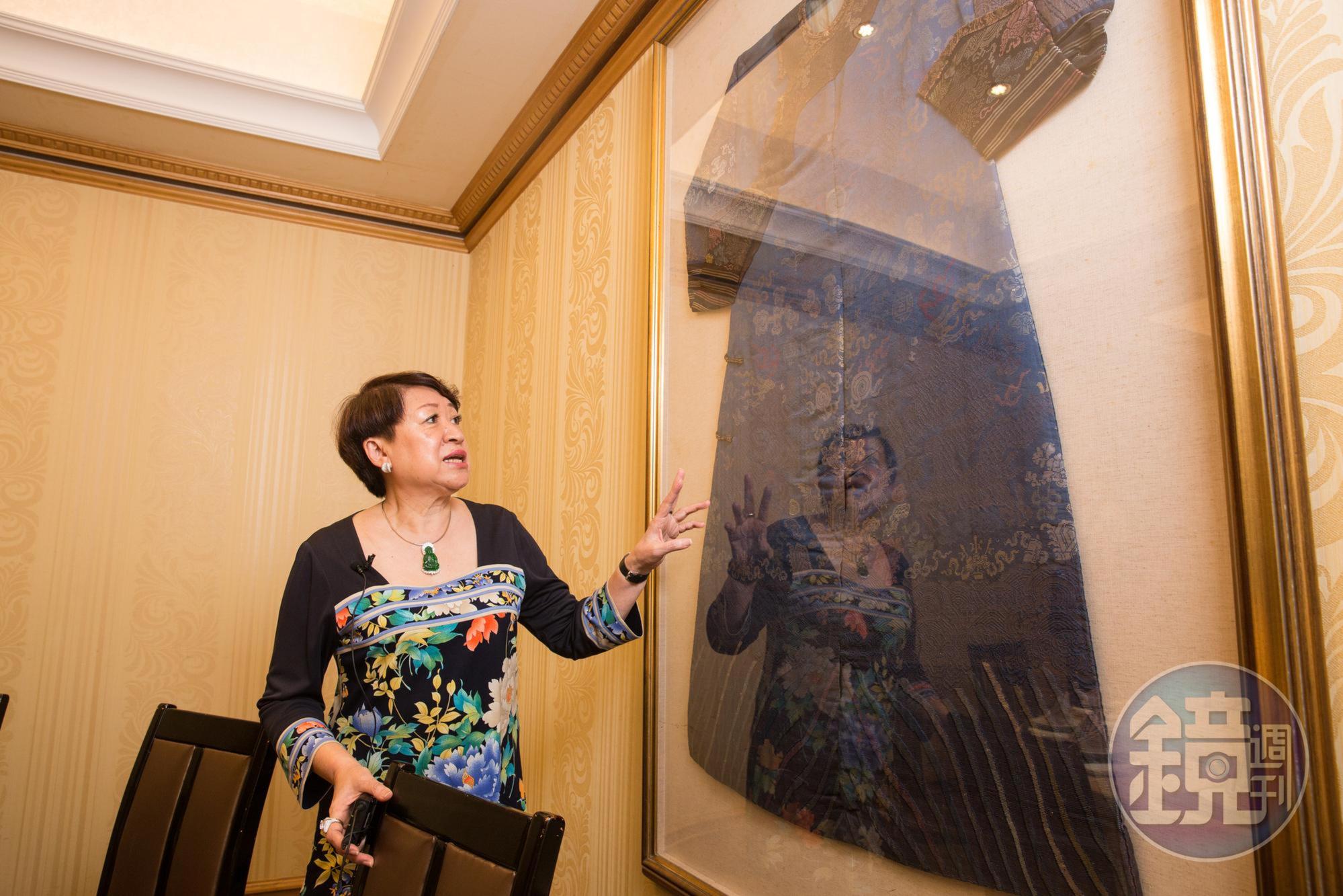 邱靜惠從拍賣會上標下的真龍袍，就放在店內展示，成最美風景之一。