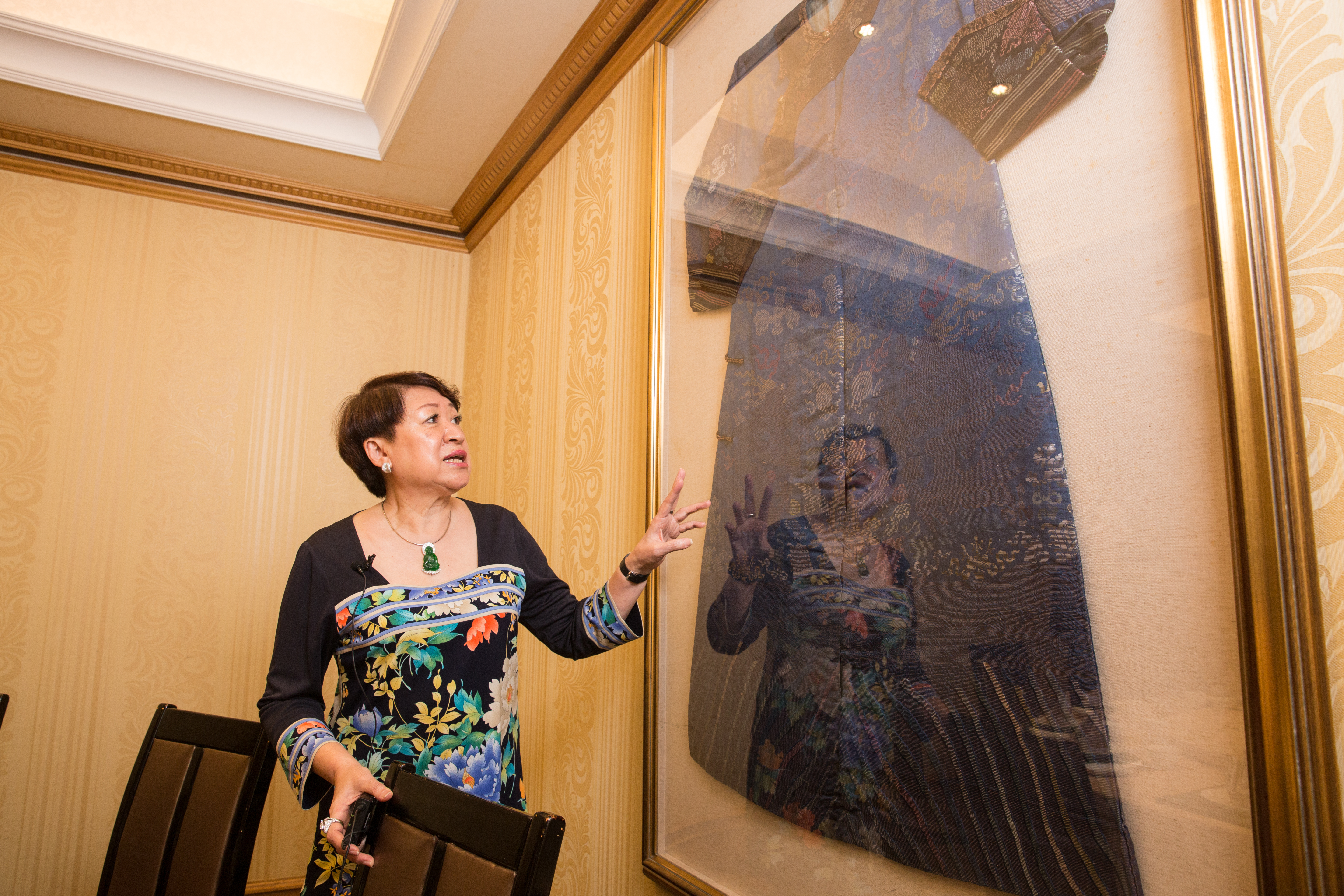 邱靜惠從拍賣會上標下的真龍袍,就放在店內展示,成最美風景之一。