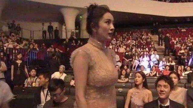 網友上傳據稱沒有PS的楊冪爆乳照,目測有E罩杯以上。(翻攝微博)