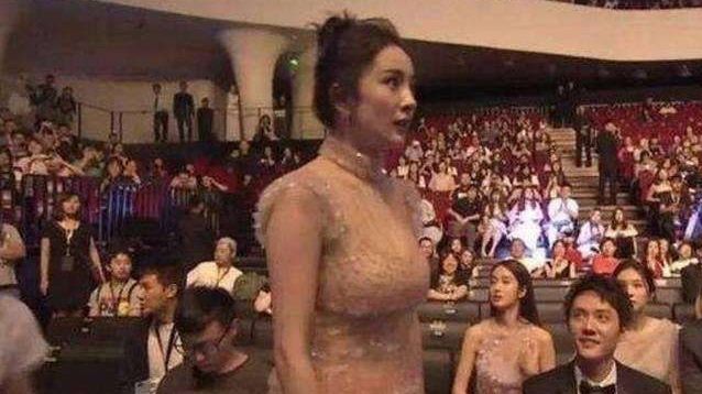 網友上傳據稱沒有PS的楊冪爆乳照，目測有E罩杯以上。（翻攝微博）