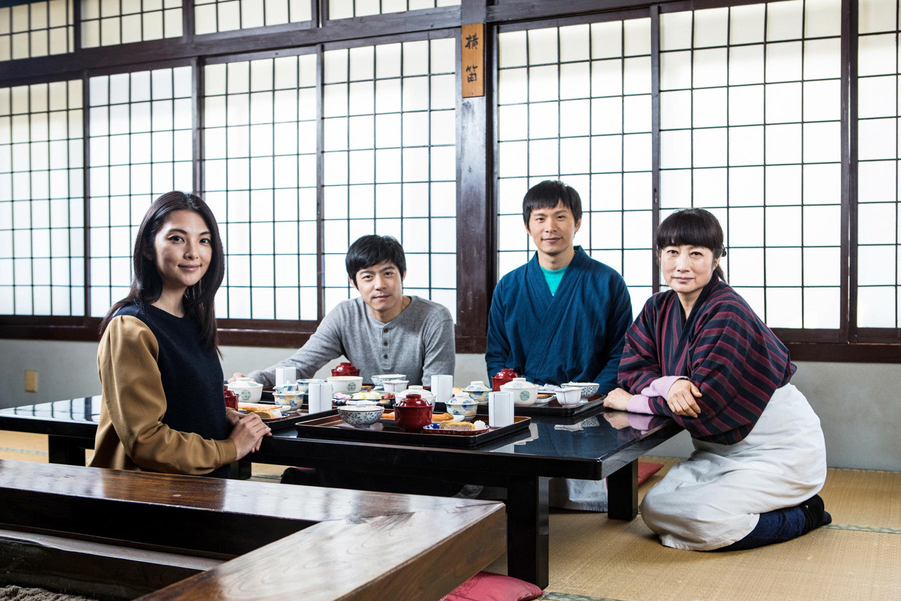 田中麗奈（左起）、王柏傑、姚淳耀、余貴美子在電影《盛情款待》裡為一棟古老溫泉旅館的翻新努力。（華映提供）