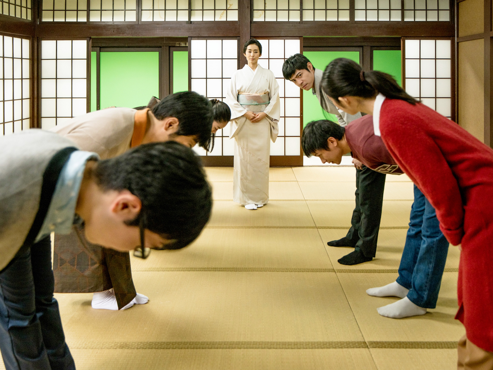 「明月館」內景在百年旅館實地拍攝，但窗戶拉起綠幕，後製再與湖景合成，中立者為演員木村多江。 （華映提供）