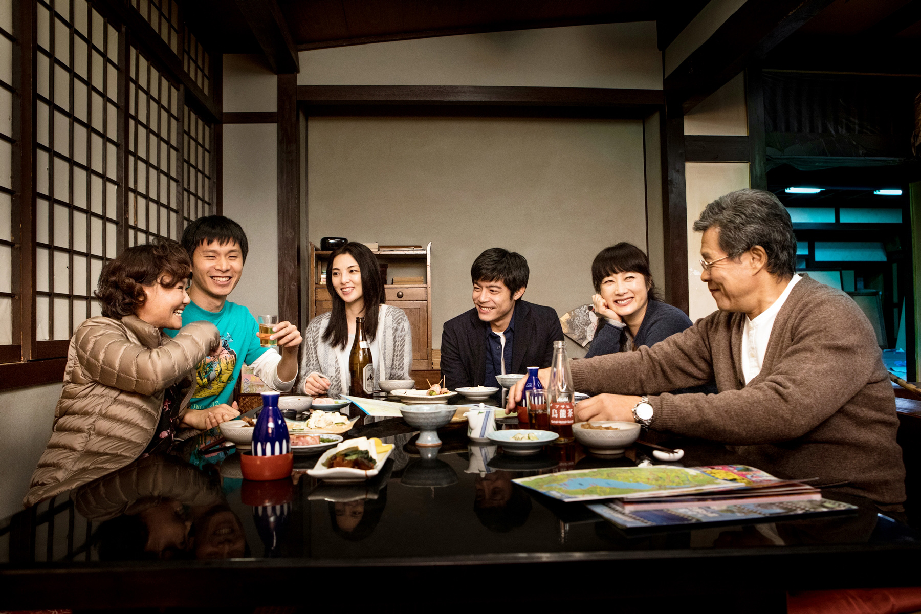 電影《盛情款待》由楊烈（左起）、余貴美子、王柏傑、田中麗奈、姚淳耀與呂雪鳳等台日演員共同演出。（華映提供）