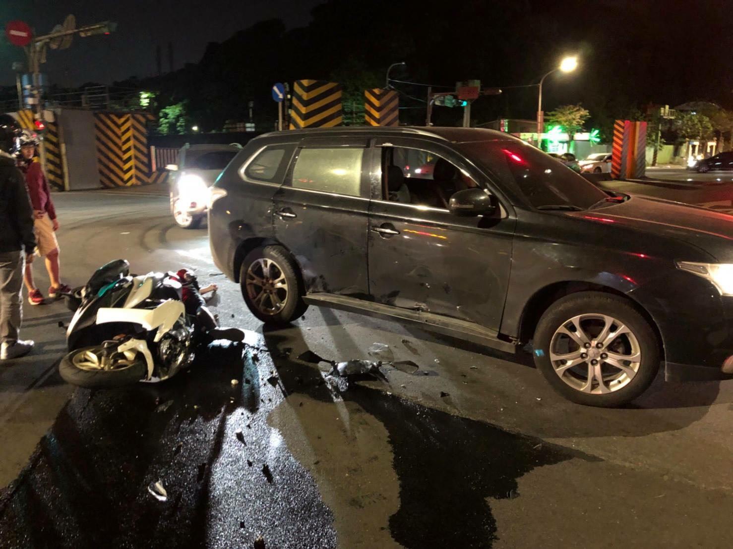 王姓男子騎機車行經研究院路,與余姓女子駕駛的自小客車發生碰撞。(南港分局提供)