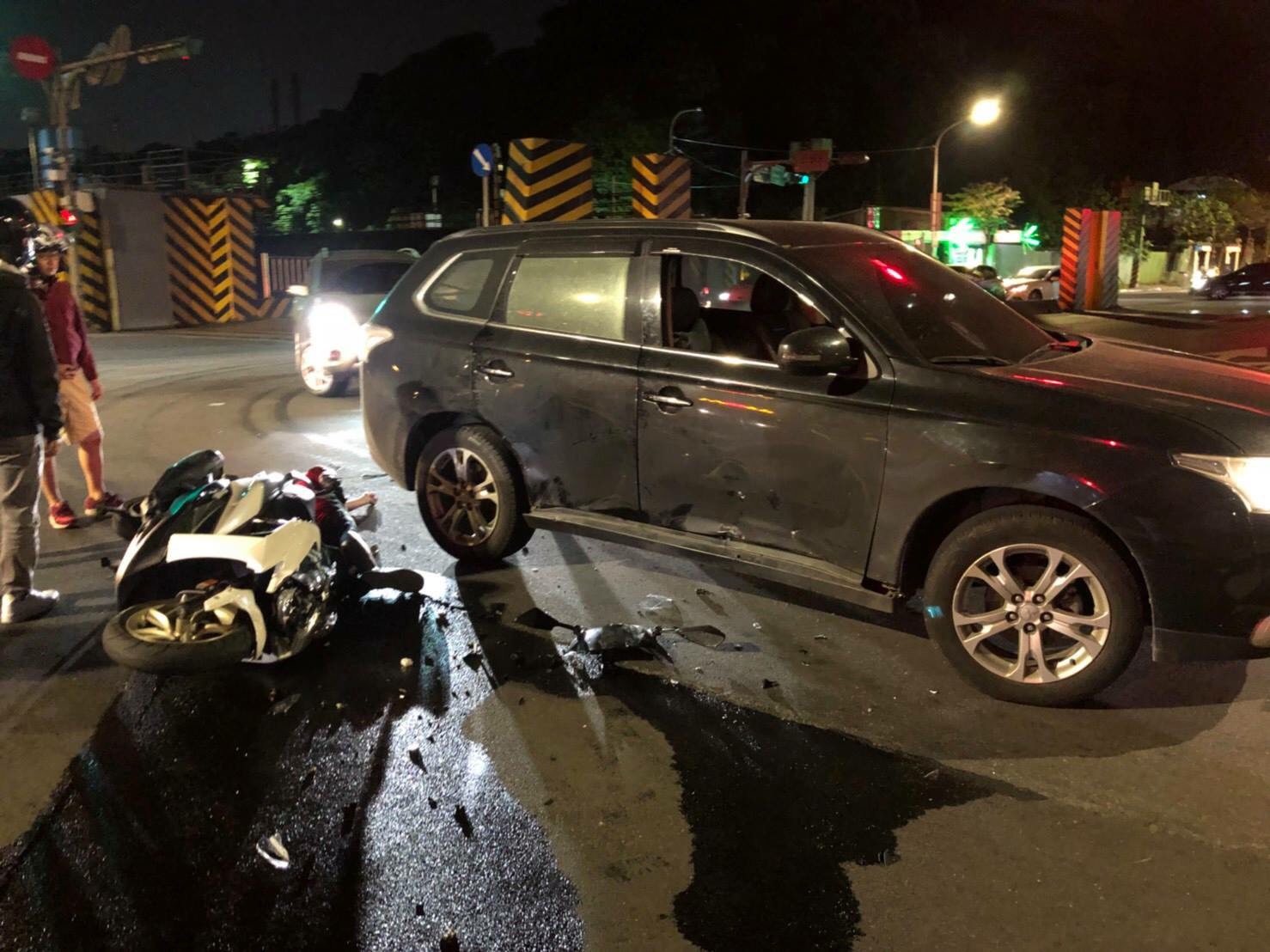 王姓男子騎機車行經研究院路，與余姓女子駕駛的自小客車發生碰撞。（南港分局提供）