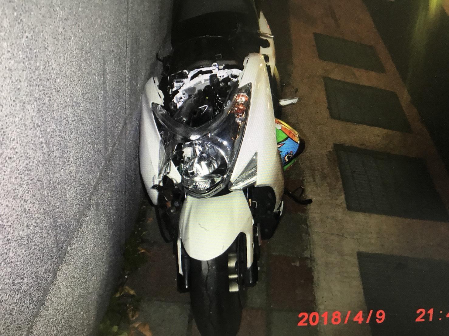 王男騎乘的機車龍頭嚴重毀損。(南港分局提供)