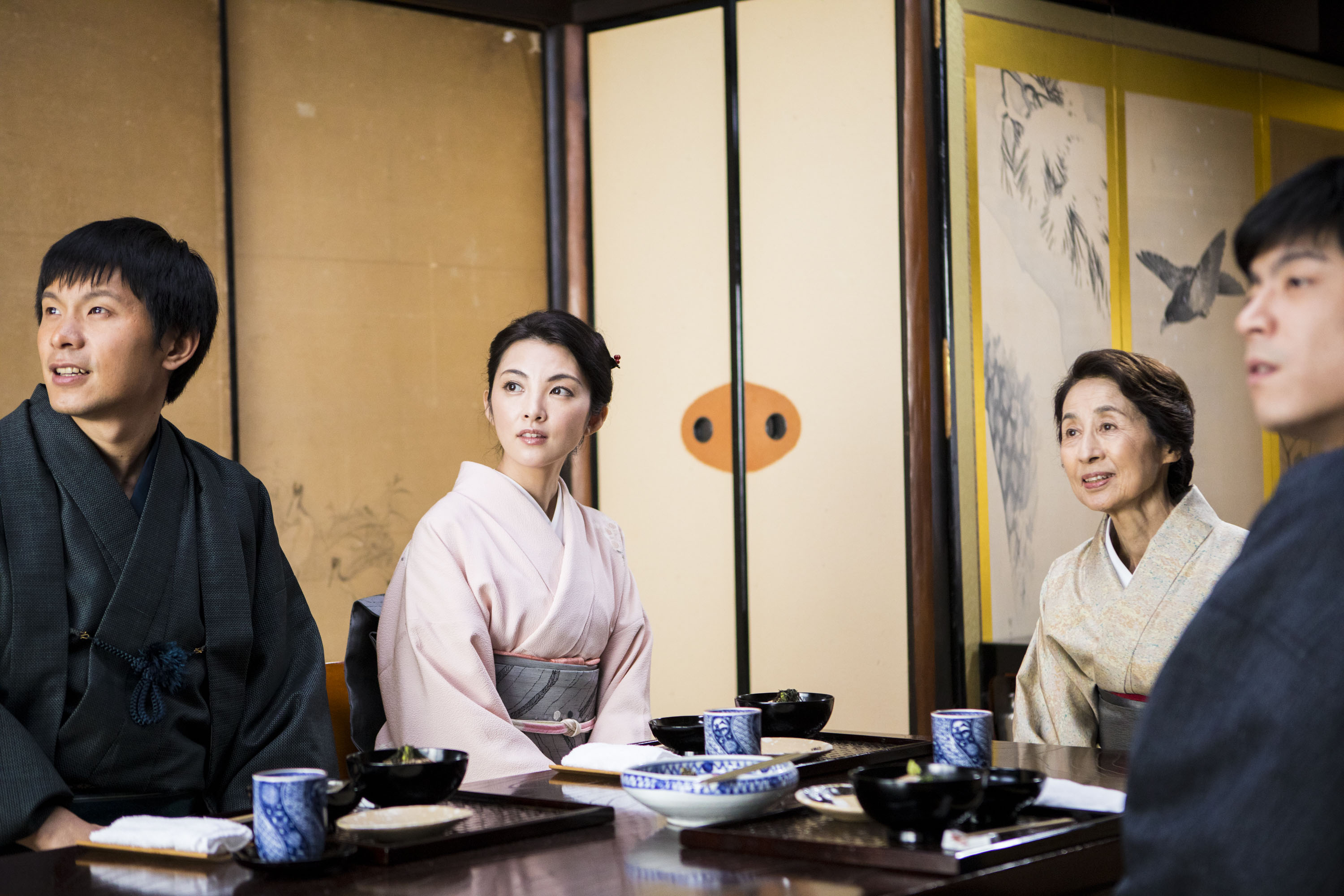 香川京子 （右二）在《盛情款待》裡飾演傳統京都旅館的女將，是全片亮點之一。（華映提供）