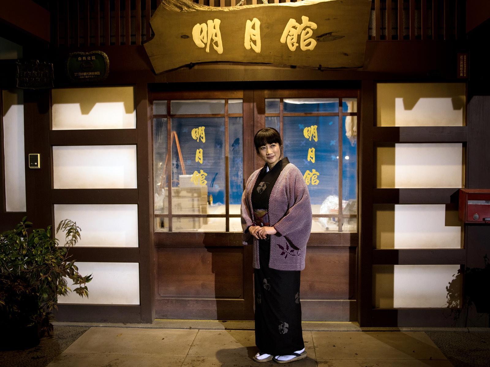 余貴美子在《盛情款待》裡飾演溫泉旅館「明月館」老闆娘。 （華映提供）