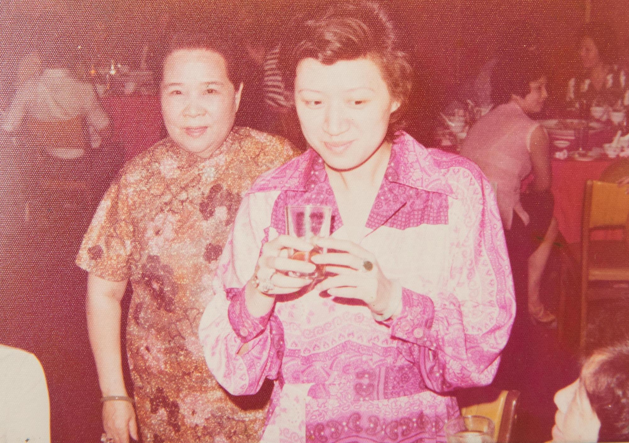 邱靜惠（右）還未過門就來餐廳幫忙，準婆婆吳蘇英（左）帶著她向客人敬酒寒暄。 （大三元酒樓提供） 