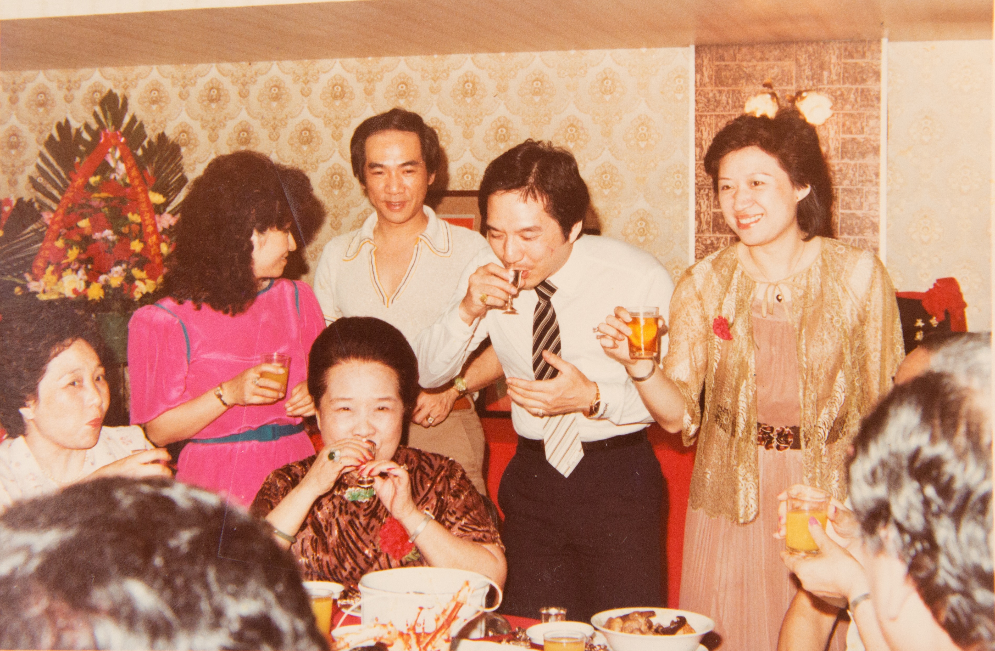 吳蘇英（坐著左2）曾獲頒模範母親，么子吳朝廷與媳婦邱靜惠向她敬酒恭喜。（大三元酒樓提供） 