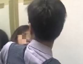 魏姓女子在一處民宅外大吼大叫、不斷拍打鐵門。（圖取自爆料公社）