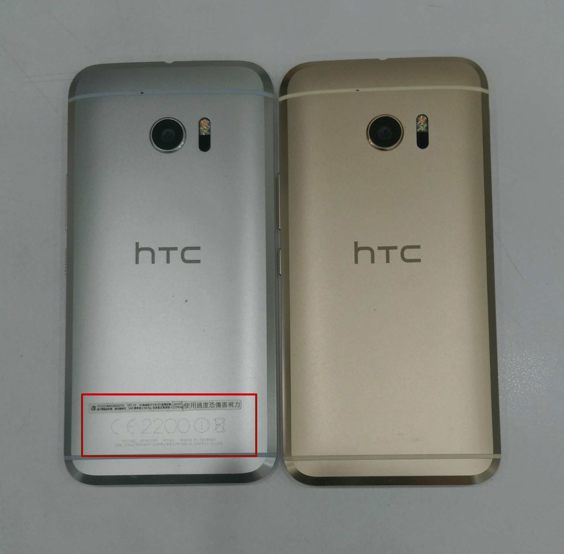 正品（左）背蓋上有歐盟認證碼及警語。（民眾提供）