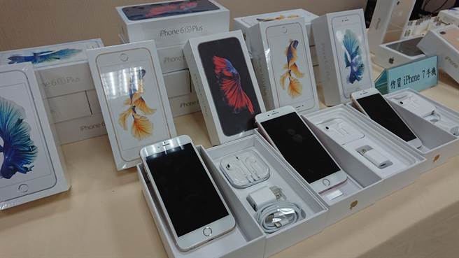 保二總隊查獲不肖廠商販售假手機。（警方提供）