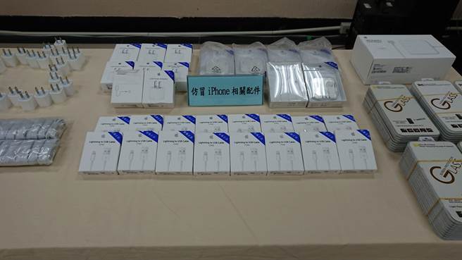 業者手機及配件幾可亂真，以銷售上萬件，不法獲利達億元。（警方提供）