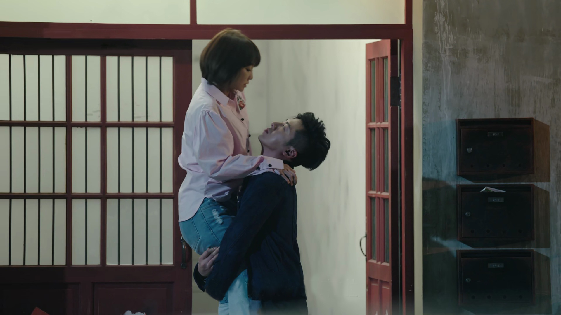 李國毅抱起謝欣穎，頭冒青筋。（歐銻銻娛樂提供）