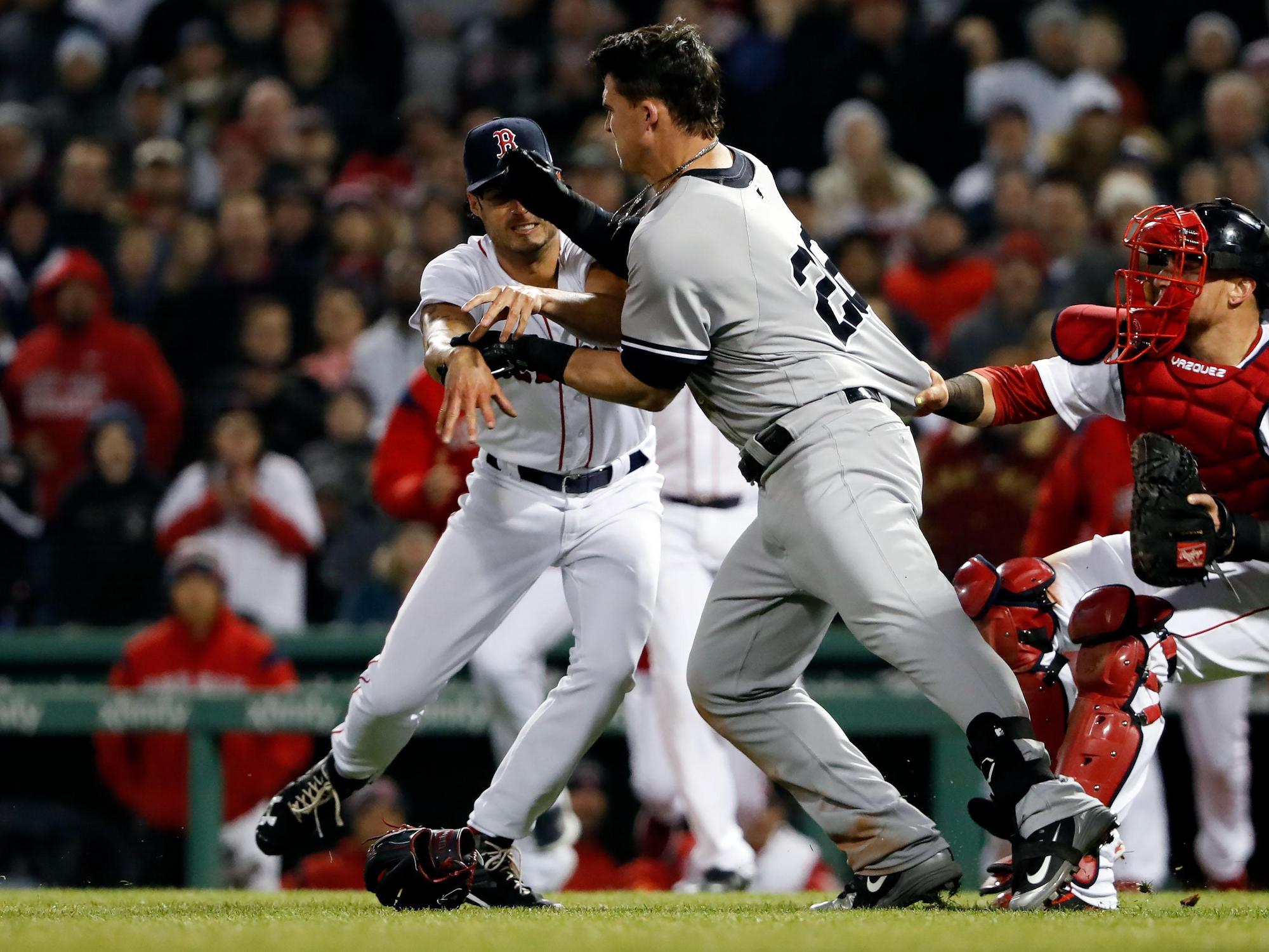 紅襪後援投手凱利（Joe Kelly）一顆157公里速球砸到洋基打者奧斯丁（Tyler Austin）背部，疑似報復性觸身球的行為引爆鬥毆。（東方IC）