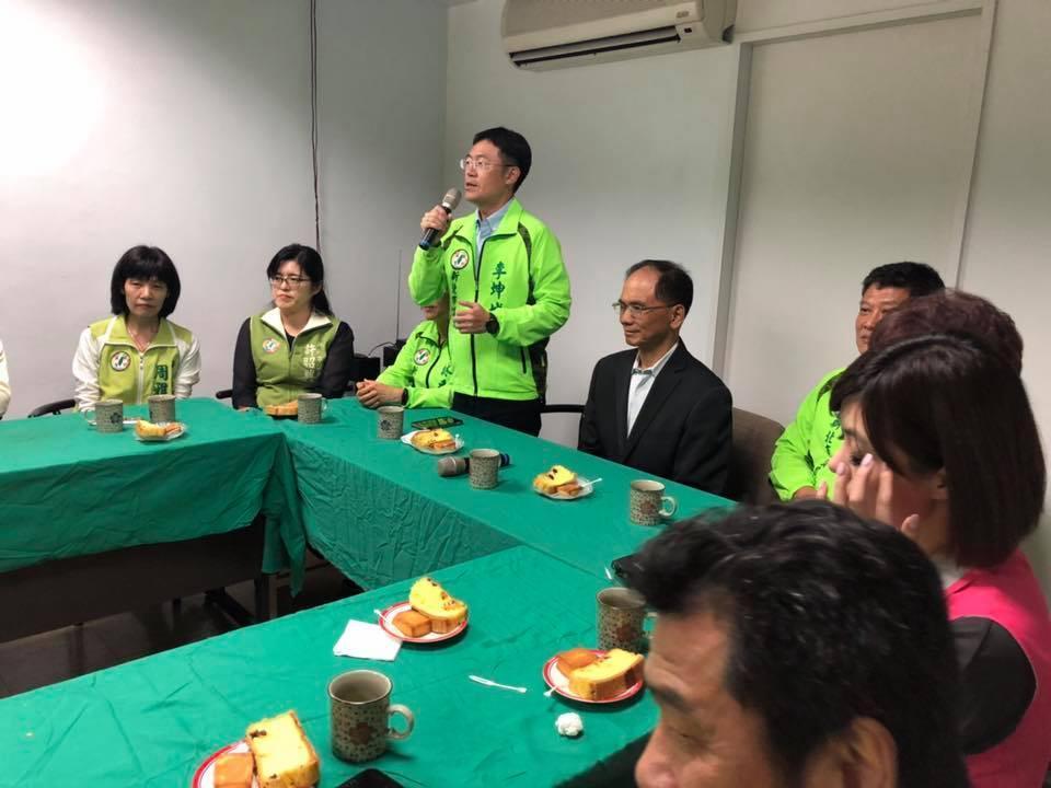民進黨新北市議會黨團總召李坤成今以黨團名義發聲明力挺黨中央徵召蘇貞昌參選新北市長,照片為3月31日李率黨團拱游成員拜會游錫堃。(翻攝李坤成臉書)