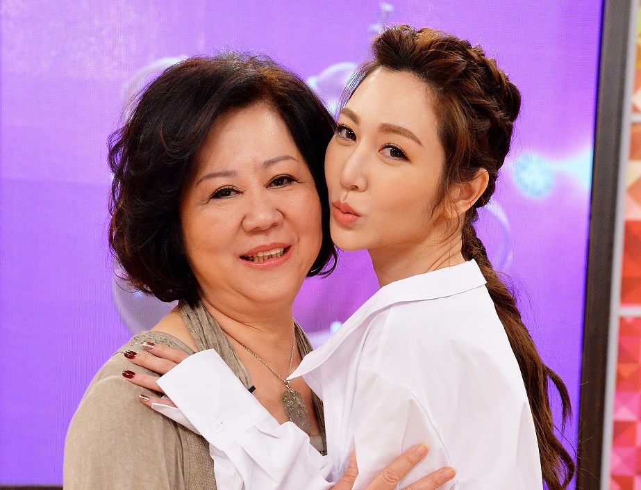 孝順的曾莞婷經常帶媽媽出國旅遊，母女感情極好。（衛視中文台提供）
