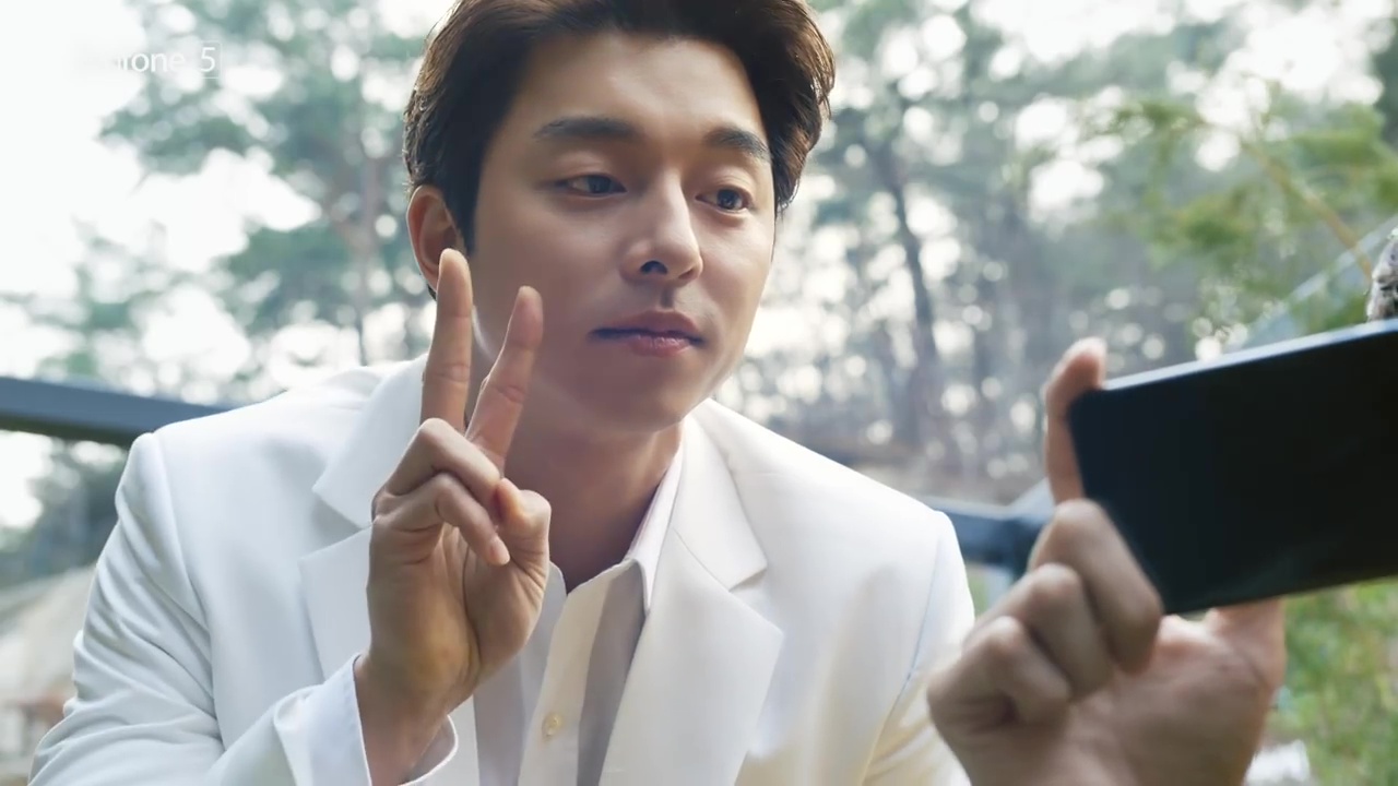 男神孔劉在ASUS ZenFone 5手機廣告裡比YA賣萌。（翻攝自影片）