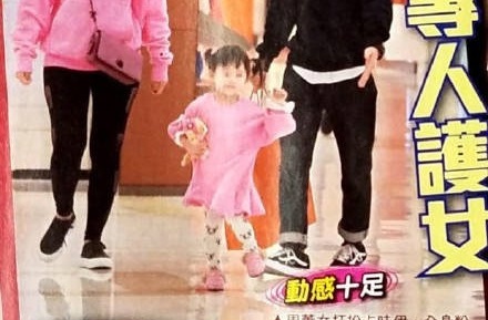 小周周正面照曝光，雖然有馬賽克但還是可以看出部分五官。（翻攝自微博）