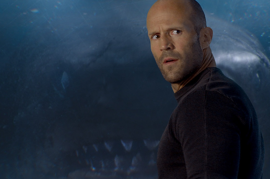 打遍陸地無敵手的傑森史塔森，在《巨齒鯊》潛入海底對決深海巨鯊。（華納兄弟）