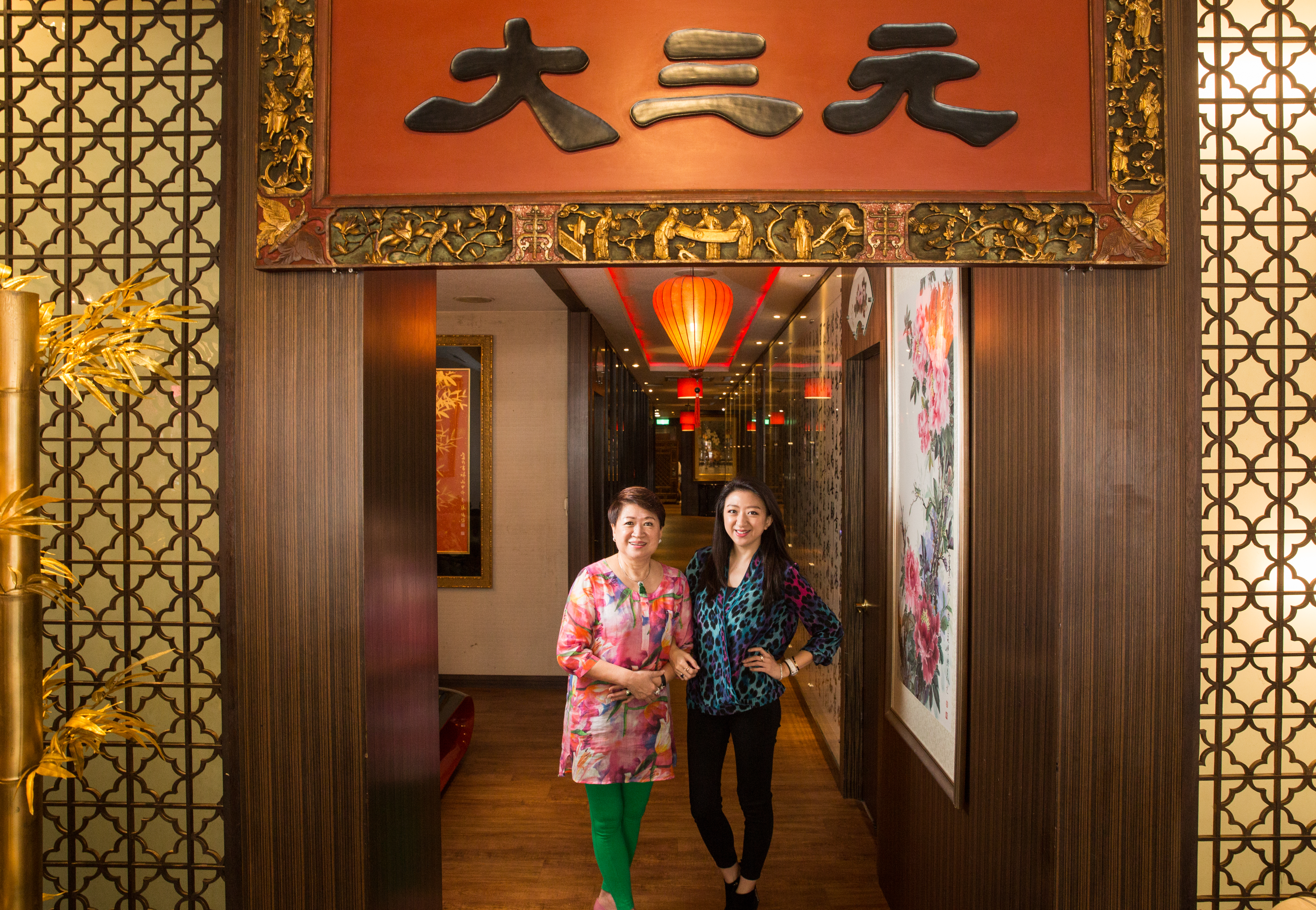 從婆婆手上接下大三元酒樓，董事長邱靜惠（左）48年青春都奉獻給餐廳，成為餐廳活招牌，女兒吳珮菁（右）也加入團隊，協助母親。