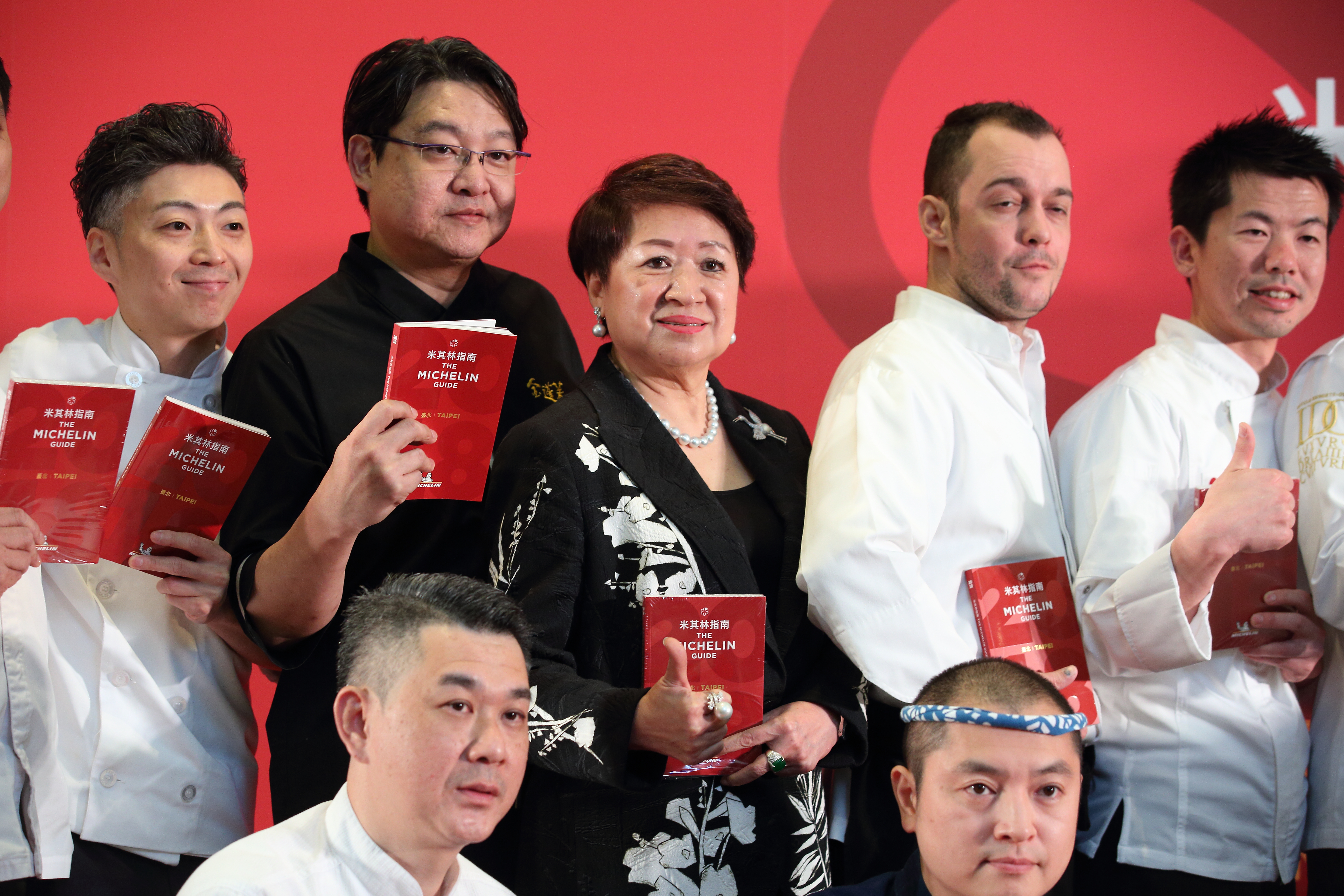 大三元酒樓以海鮮粵菜起家，獲得米其林一星肯定，邱靜惠（後排左3）出席領獎。