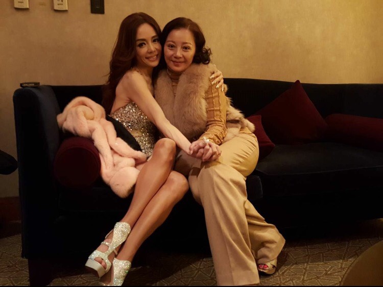 狄鶯（左）與姊姊狄玫這陣子煩惱孫安佐的事而備受煎熬。（翻攝自狄鶯臉書）