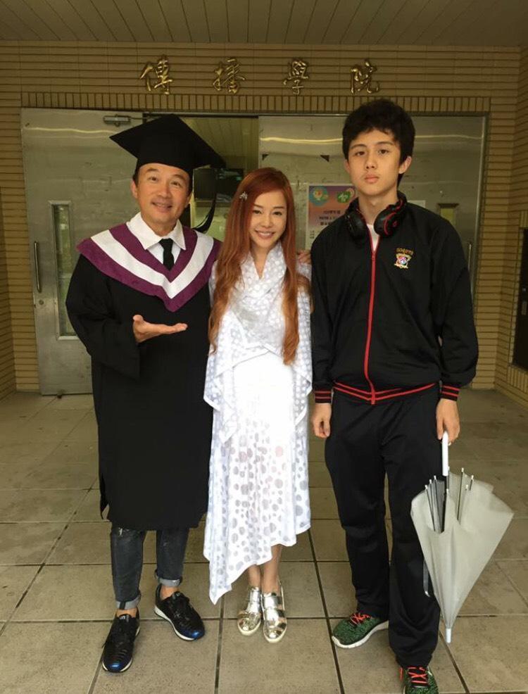 狄鶯與孫鵬半個月都在美國處理兒子孫安佐涉嫌恐攻一事。（翻攝自孫鵬臉書）