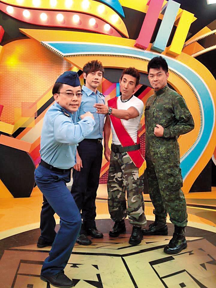 詹惟中（左1）是命理名師，也是活躍演藝圈的知名藝人。（翻攝詹惟中臉書）