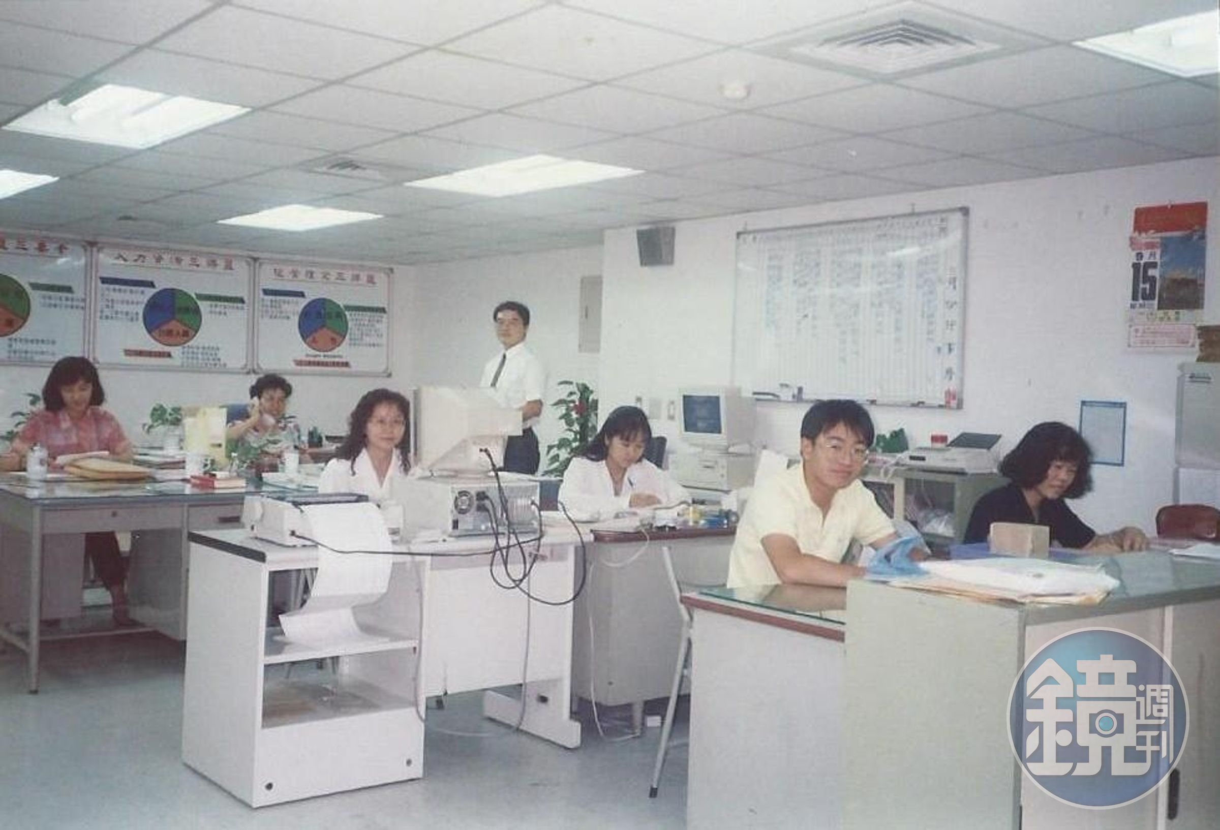 1993年成立的公勝保險經紀人，由蔡文俊（前中）和李雯蕙（左3）夫妻倆拿著200萬元所創辦，從高雄後火車站博愛路上的28坪小辦公室起家，圖為第一間辦公室。（公勝提供）