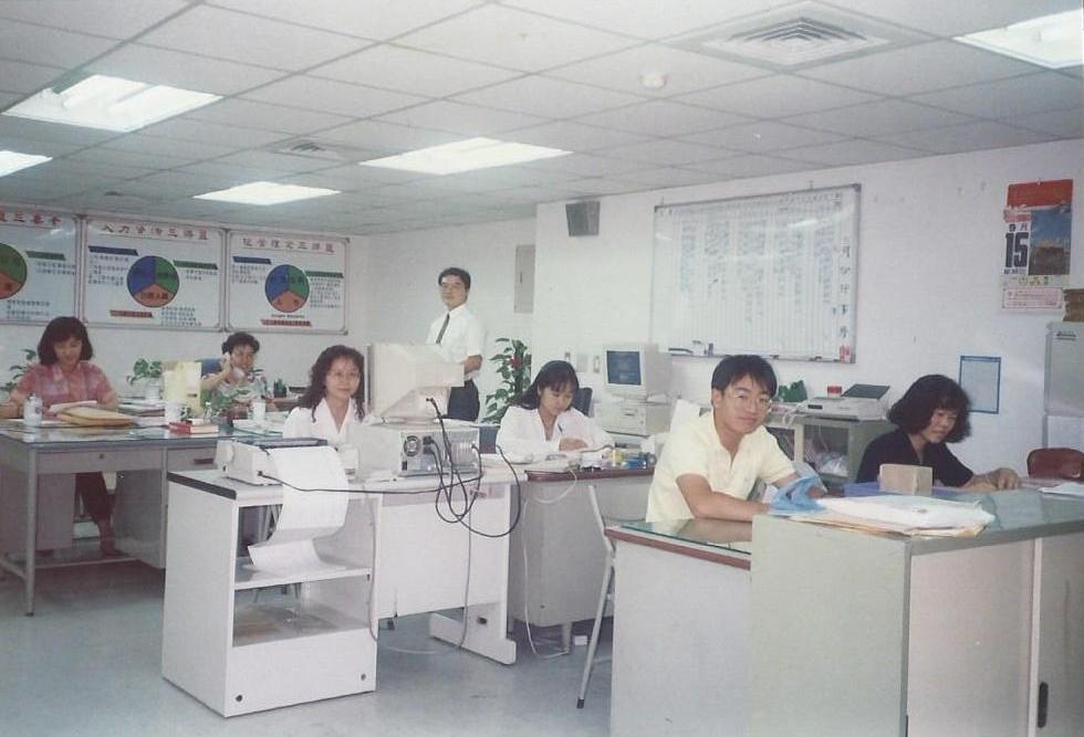1993年成立的公勝保險經紀人，由蔡文俊（前中）和李雯蕙（左3）夫妻倆拿著200萬元所創辦，從高雄後火車站博愛路上的28坪小辦公室起家，圖為第一間辦公室。（公勝提供）