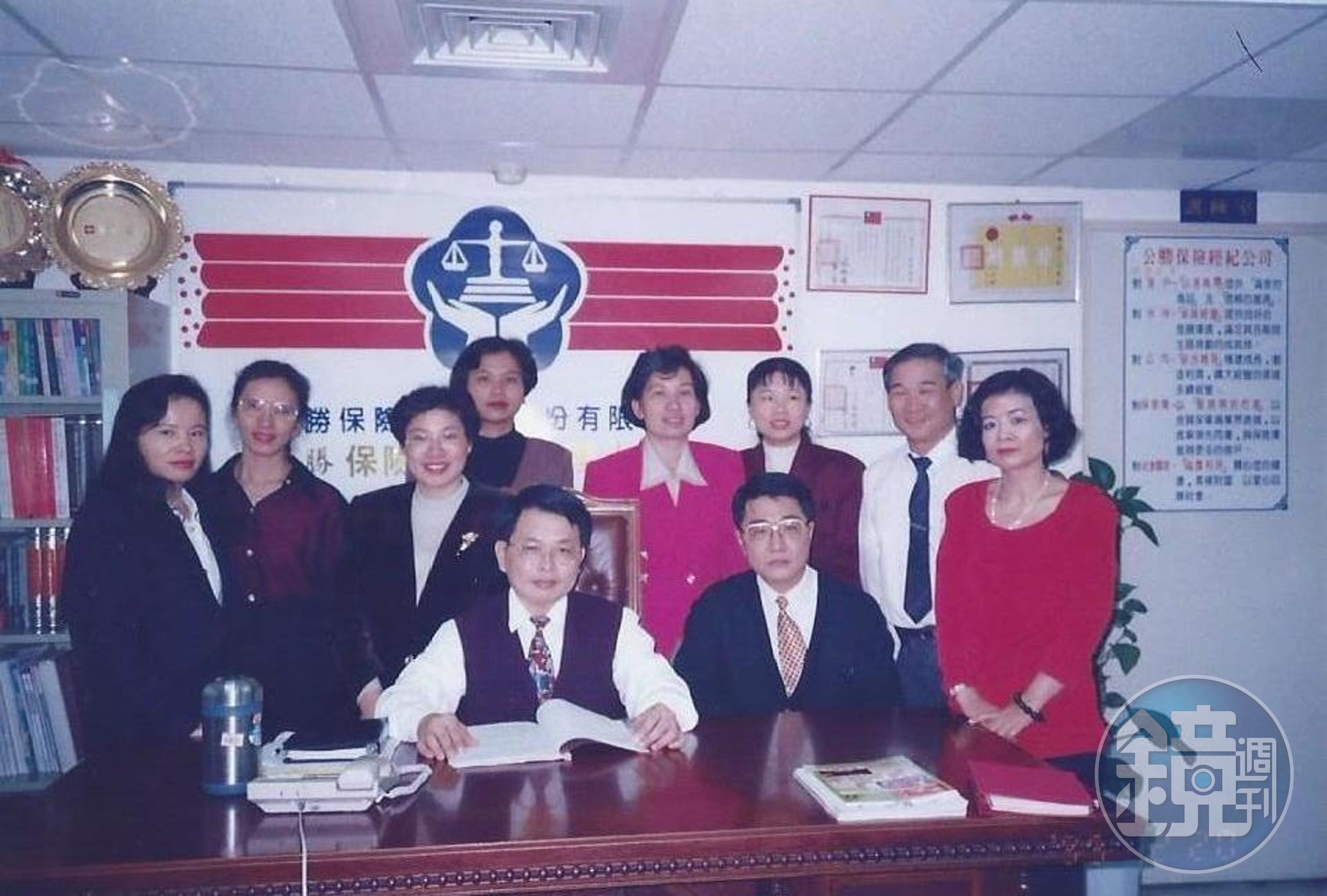 1993年成立的公勝保險經紀人，由蔡文俊（前中）和李雯蕙（左3）夫妻倆拿著200萬元所創辦，從高雄後火車站博愛路上的28坪小辦公室起家，圖為第一間辦公室。（公勝提供）