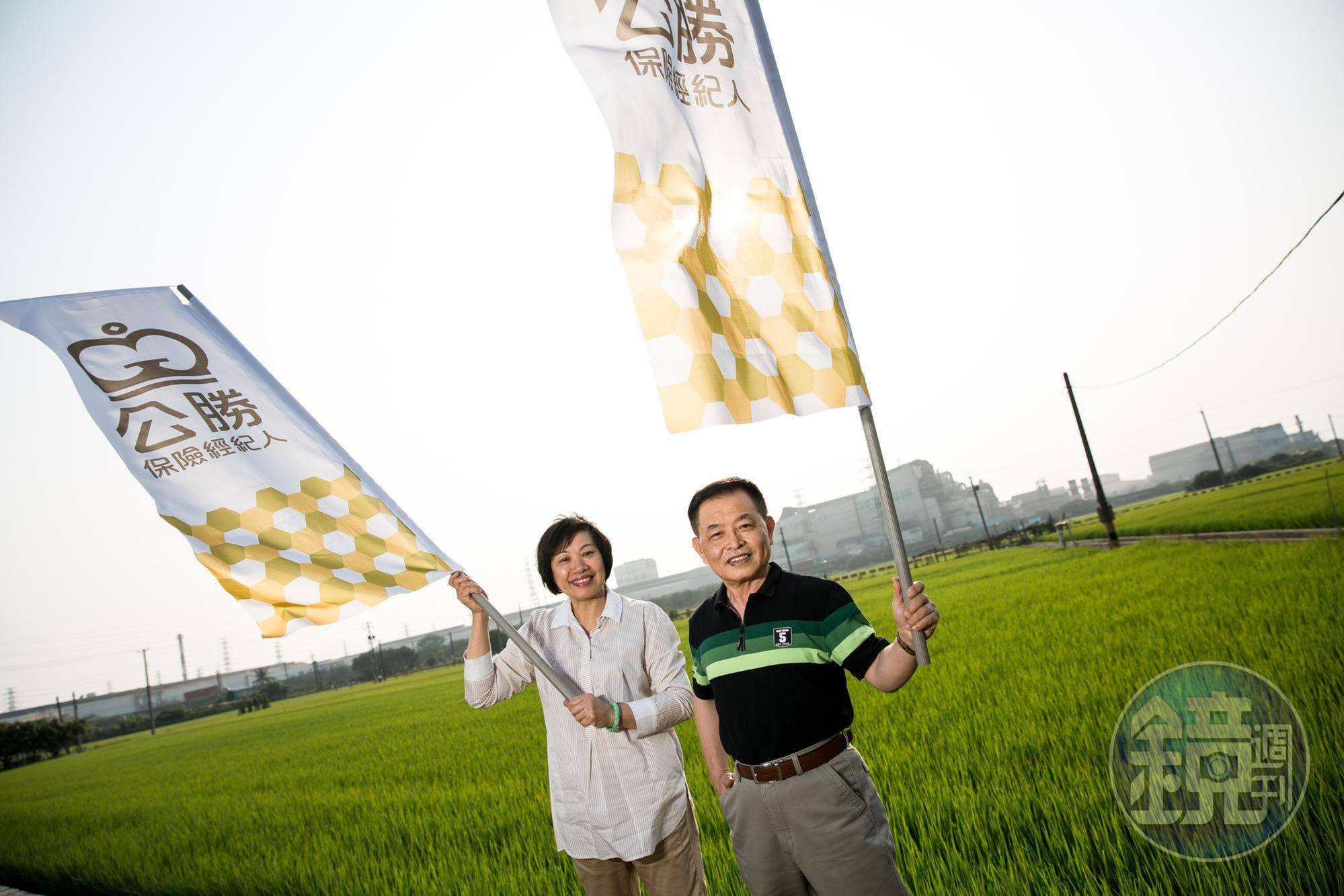 公勝保經董事長蔡文俊(右)和總經理李雯蕙(左)是國小同學,住在隔壁村,皆出生農家,成立24年來互相扶持度過大小難關,鶼鰈情深。