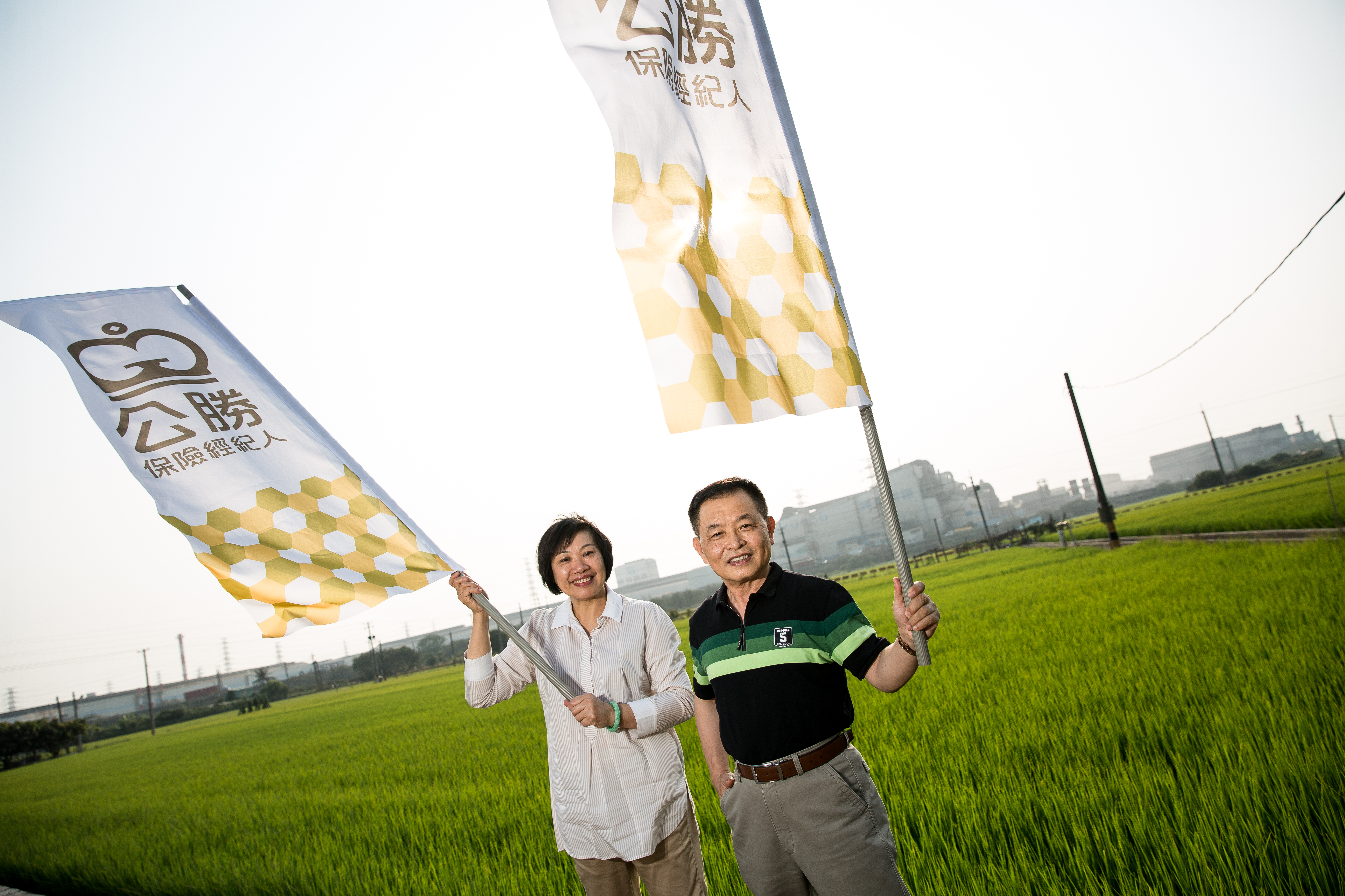 公勝保經董事長蔡文俊（右）和總經理李雯蕙（左）是國小同學，住在隔壁村，皆出生農家，成立24年來互相扶持度過大小難關，鶼鰈情深。