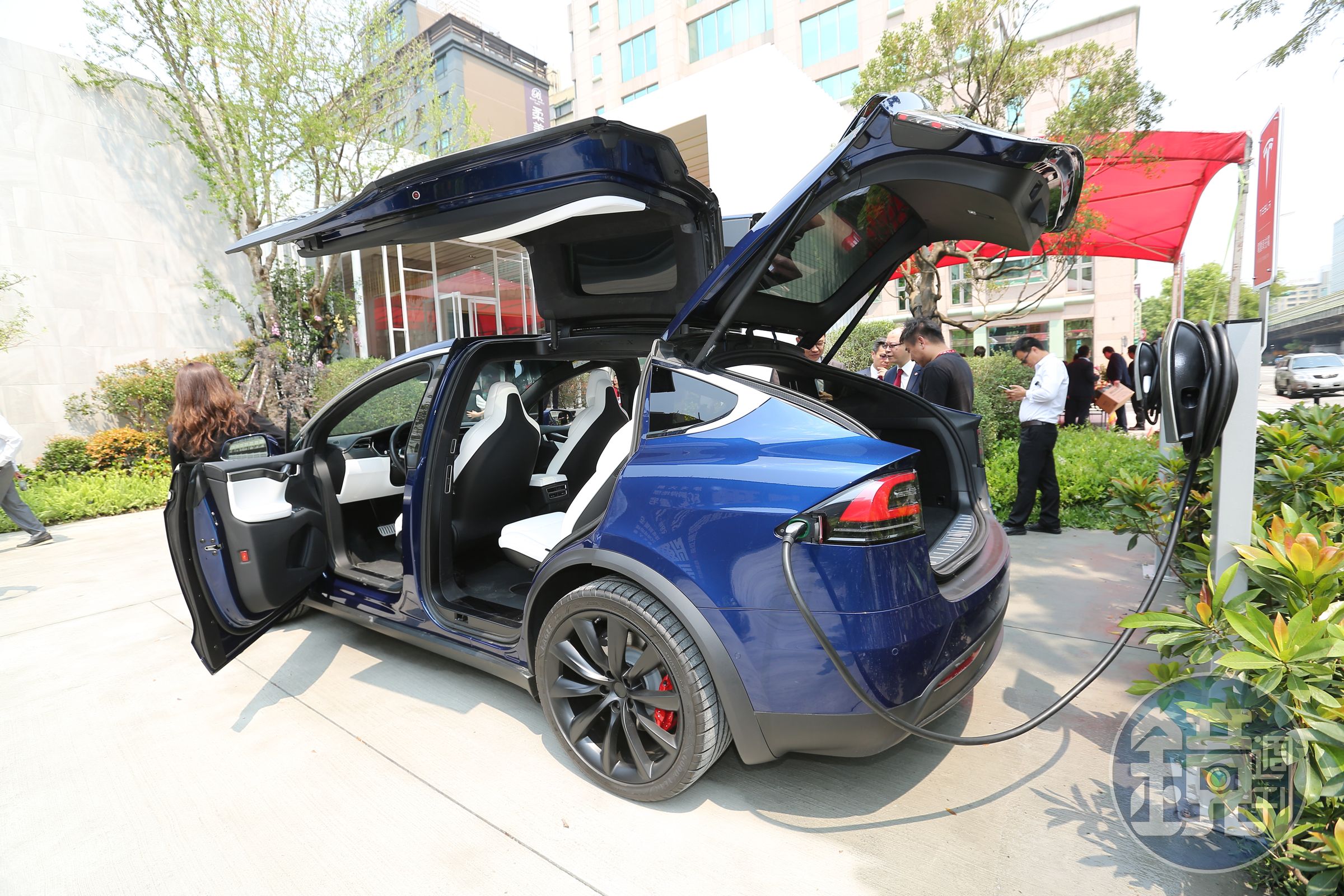 帝璽首創在接待中心引進特斯拉TESLA MOTORS電動車免費充電設備，希望吸引特斯拉用家進來賞屋。