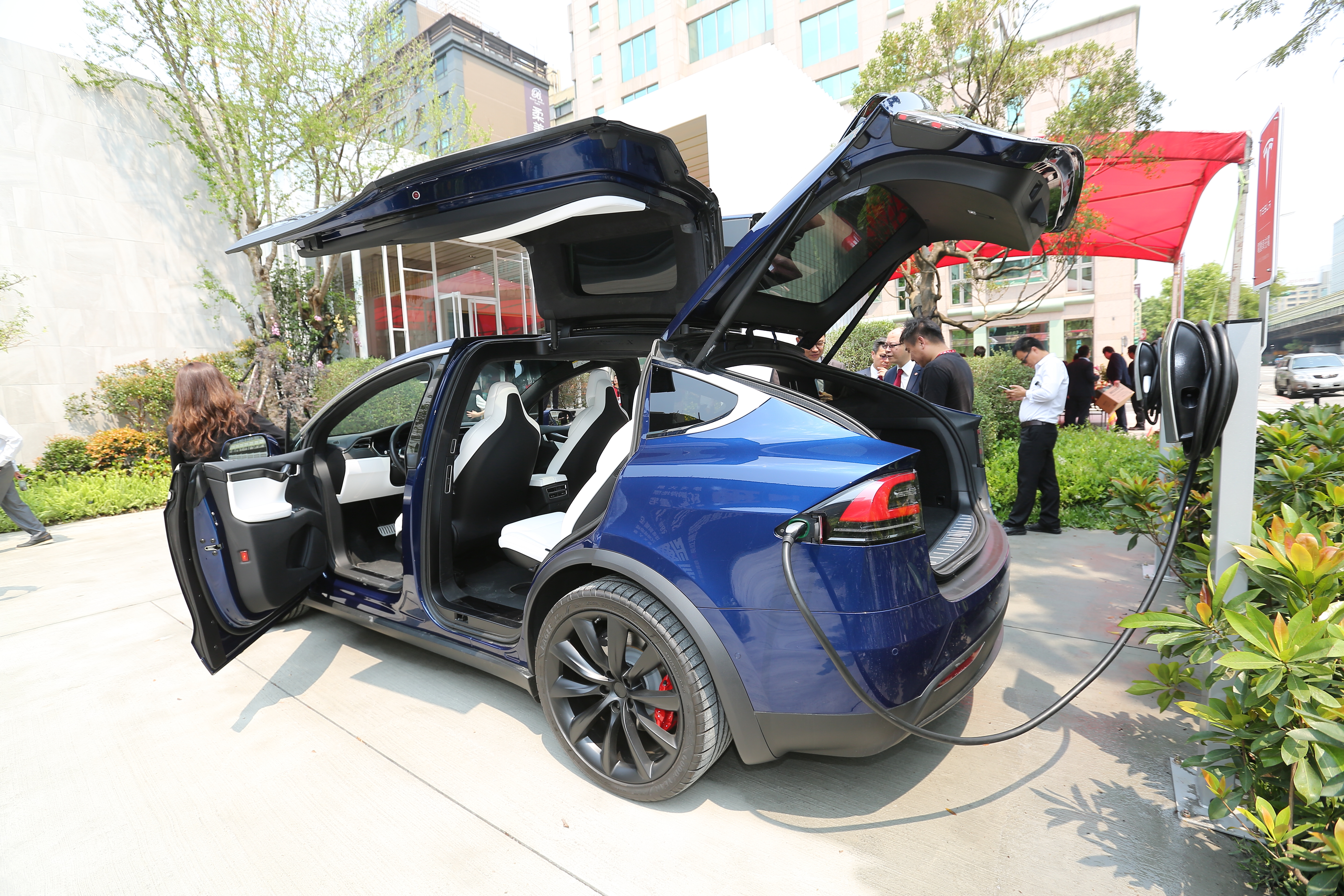帝璽首創在接待中心引進特斯拉TESLA MOTORS電動車免費充電設備，希望吸引特斯拉用家進來賞屋。