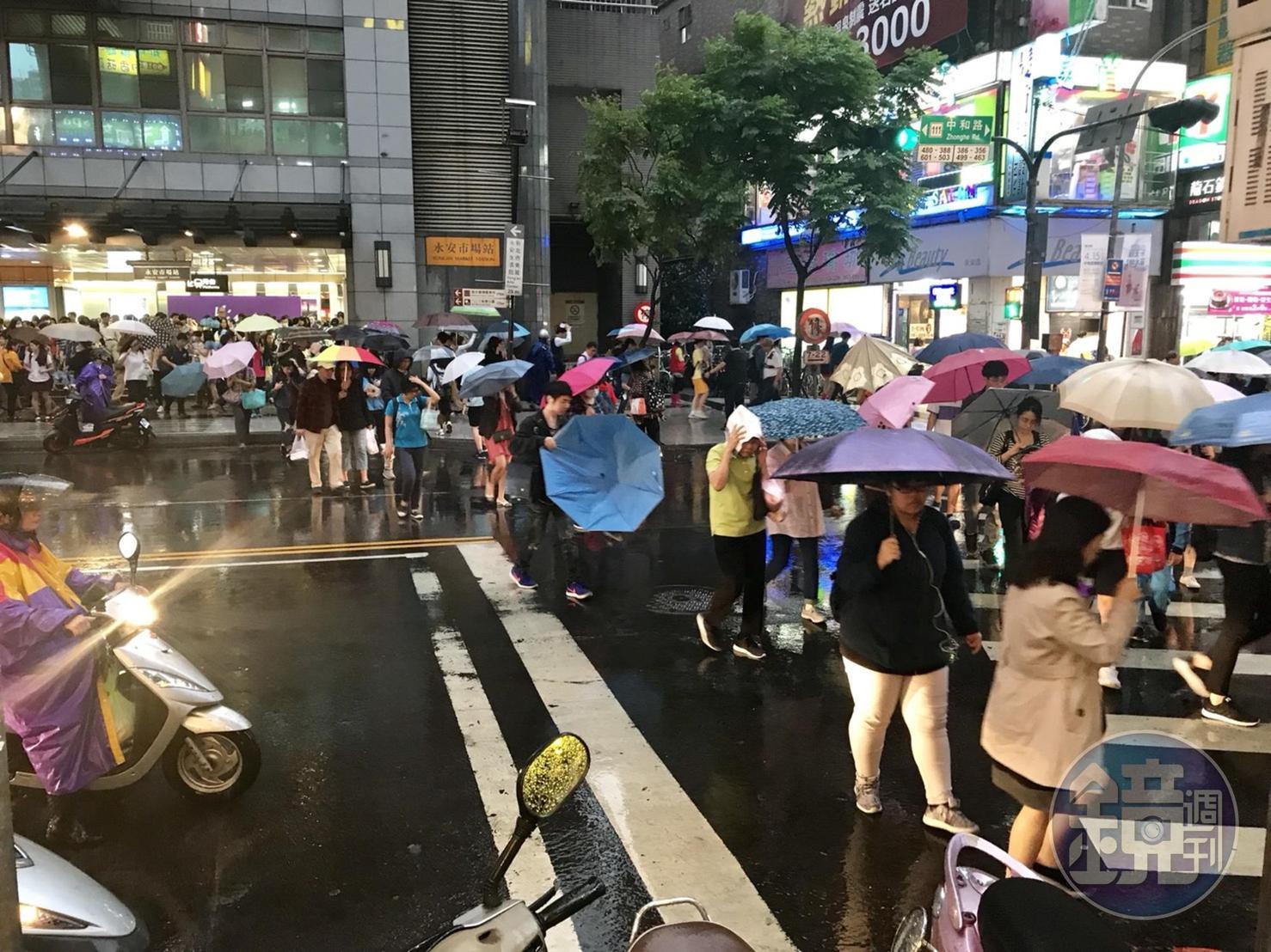 中部以北、東半部地區及澎湖、金門、馬祖午後有短暫陣雨或雷雨,恐有局部較大雨勢發生。