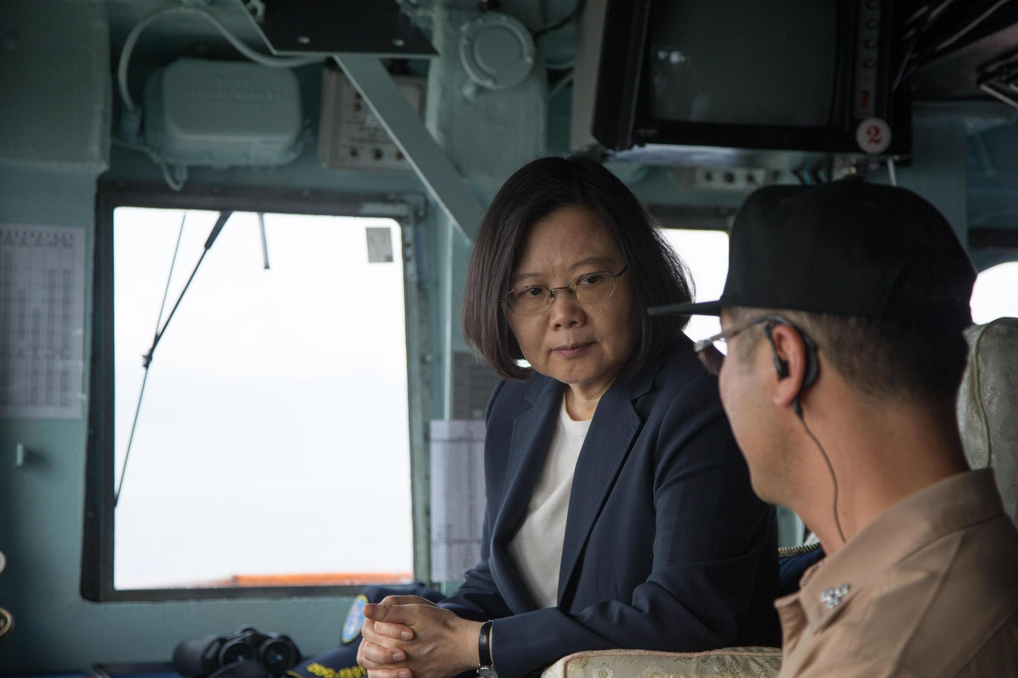 蔡總統在上午9時30分登上基隆艦，親赴海軍蘇澳基地。（軍聞社提供）