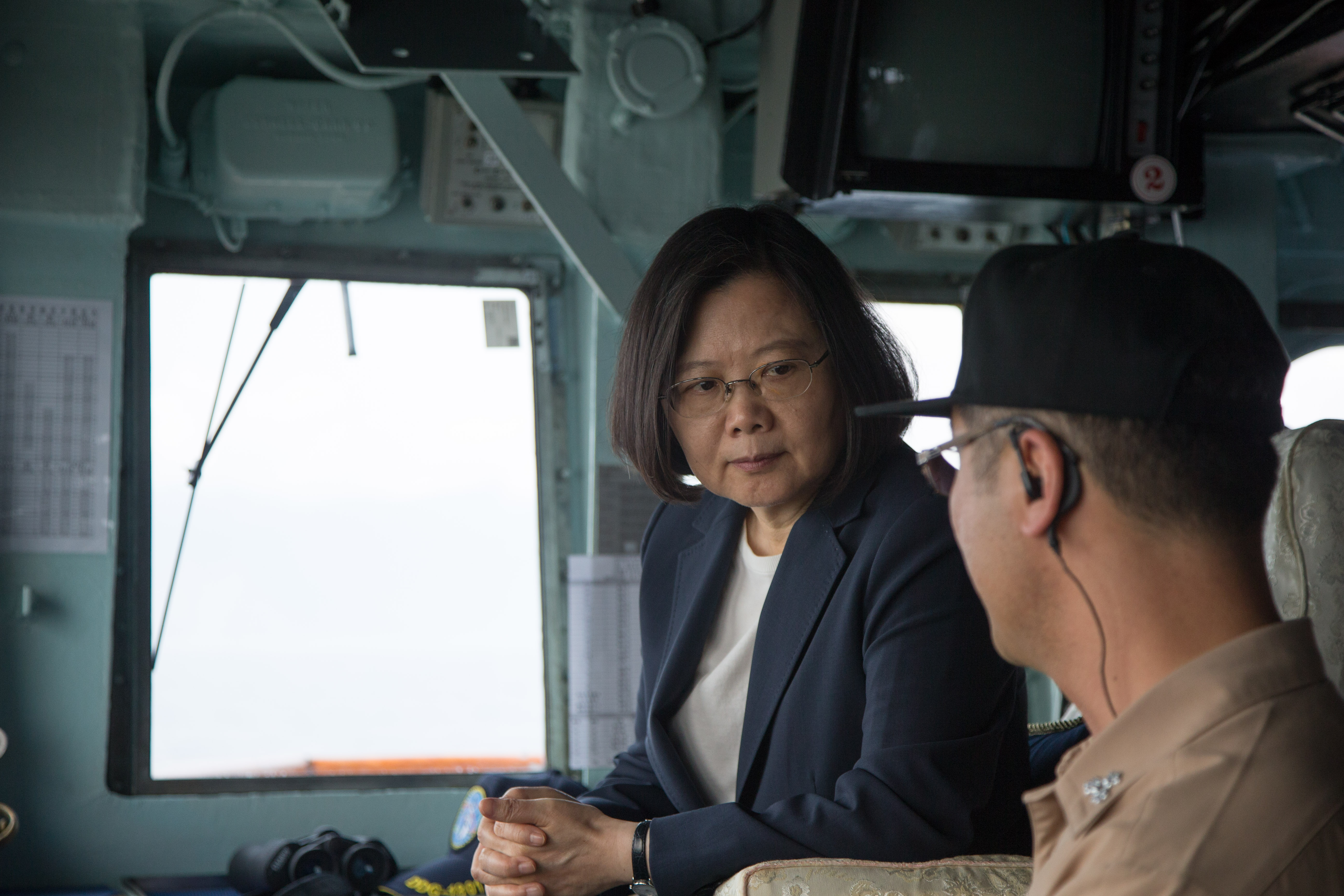 蔡總統在上午9時30分登上基隆艦，親赴海軍蘇澳基地。（軍聞社提供）