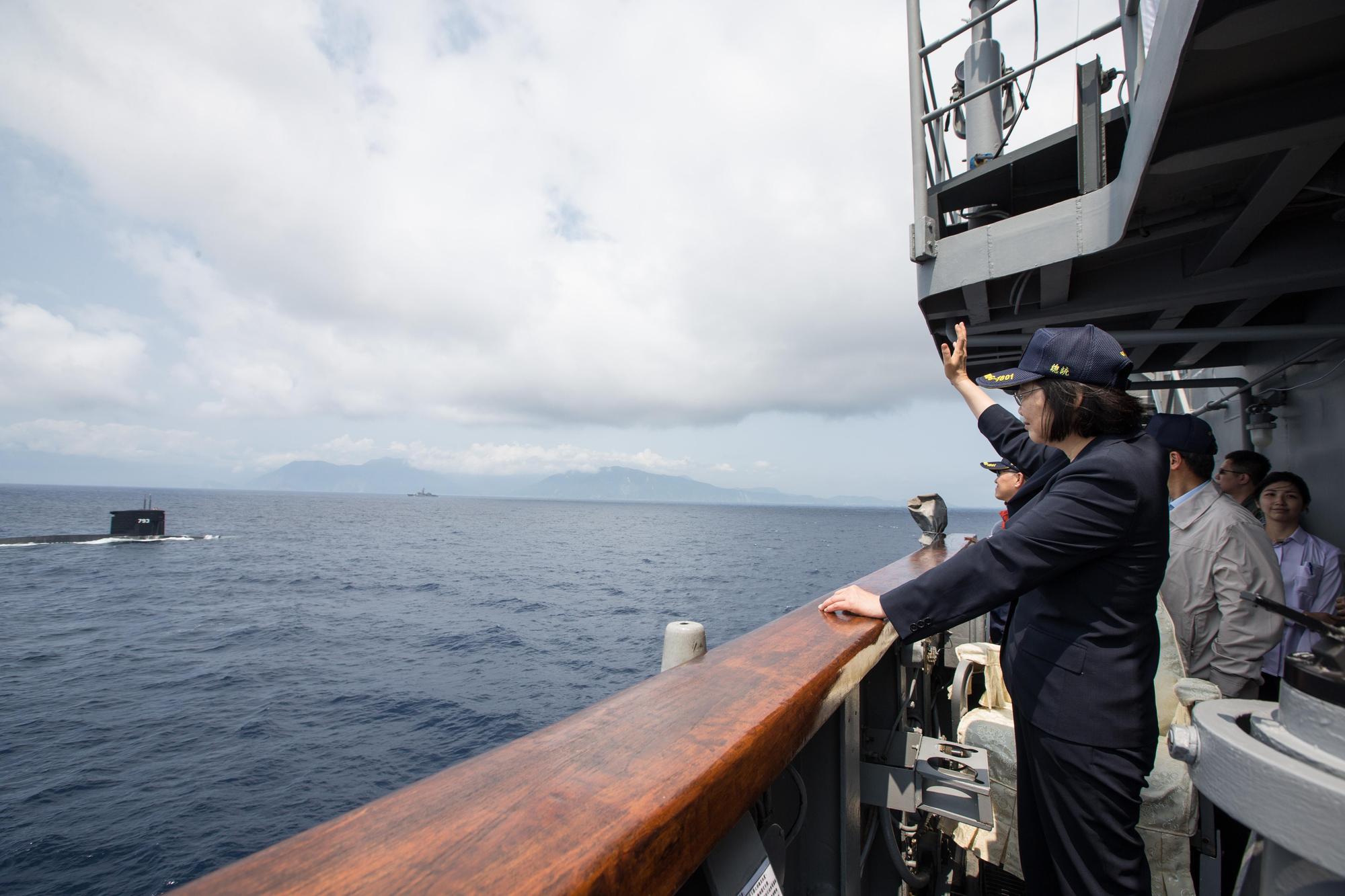蔡英文總統13日親赴海軍蘇澳基地，首度登上基隆級驅逐艦視導「戰備抽測」聯合操演。（軍聞社提供）