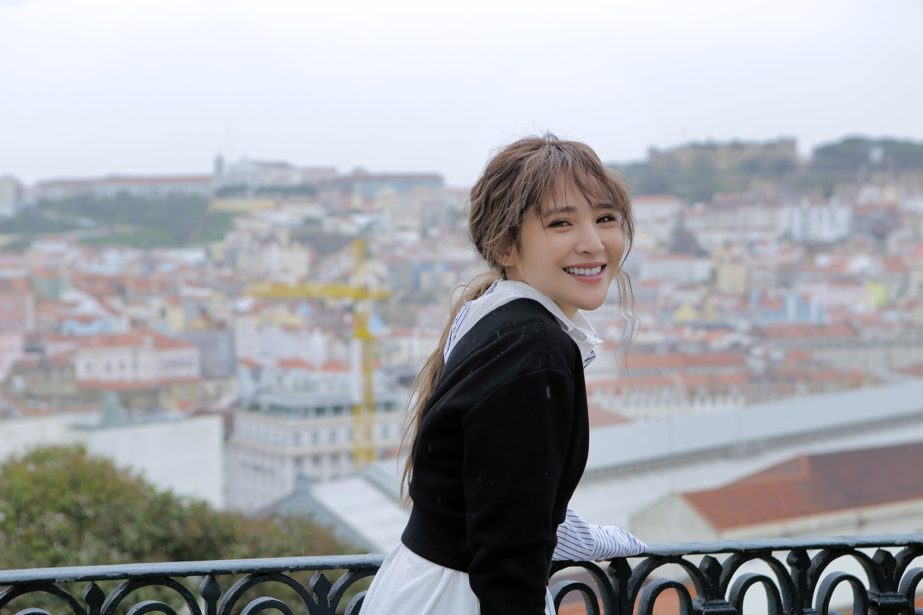 梁文音為了新專輯前往里斯本取景，穿著高跟鞋入鏡，將當地美景盡收眼底。