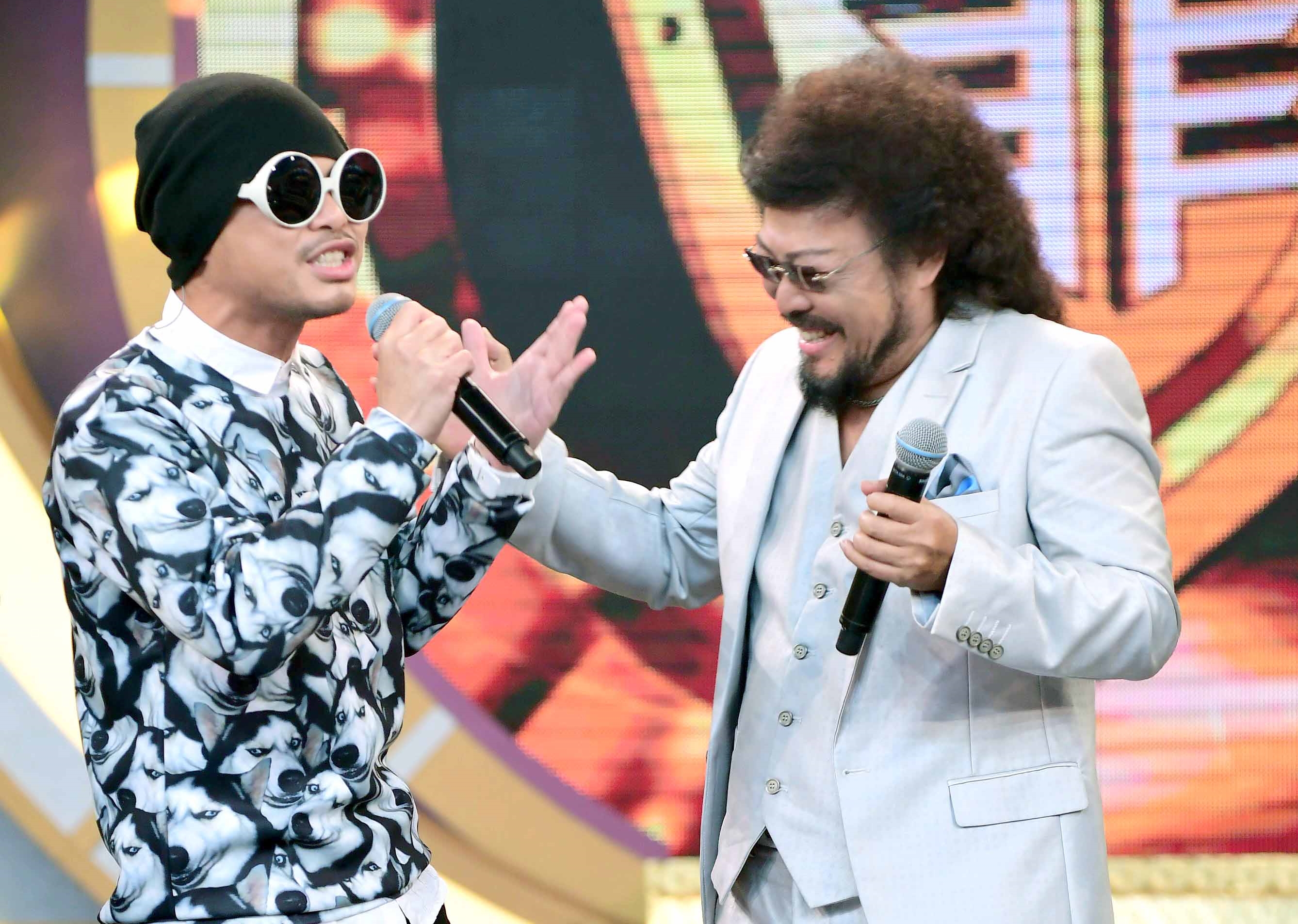 黃明志的歌很多都有諧音，讓張菲邊聽邊笑，樂不可支。（華視提供）