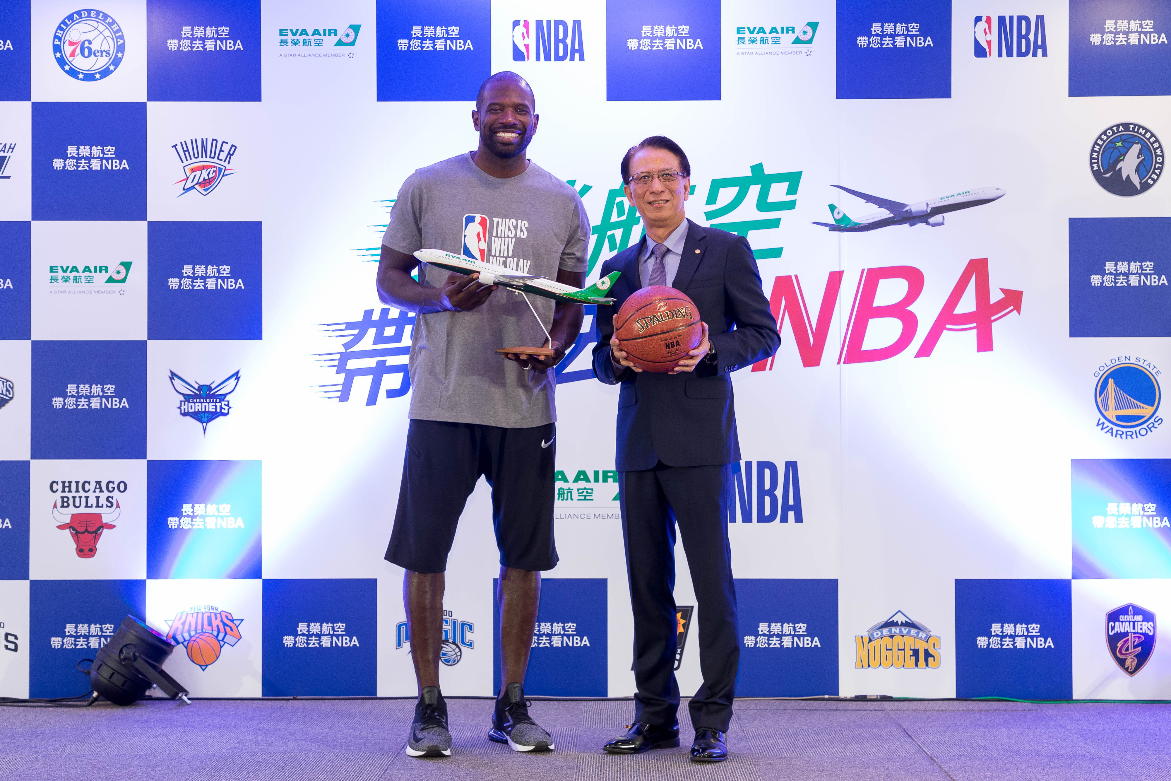 長榮航空與美國職籃NBA合作送冠軍賽門票。左為NBA傳奇灌籃王理查森（Jason Richardson）、右為長榮航空發言人柯金成。（長榮提供）