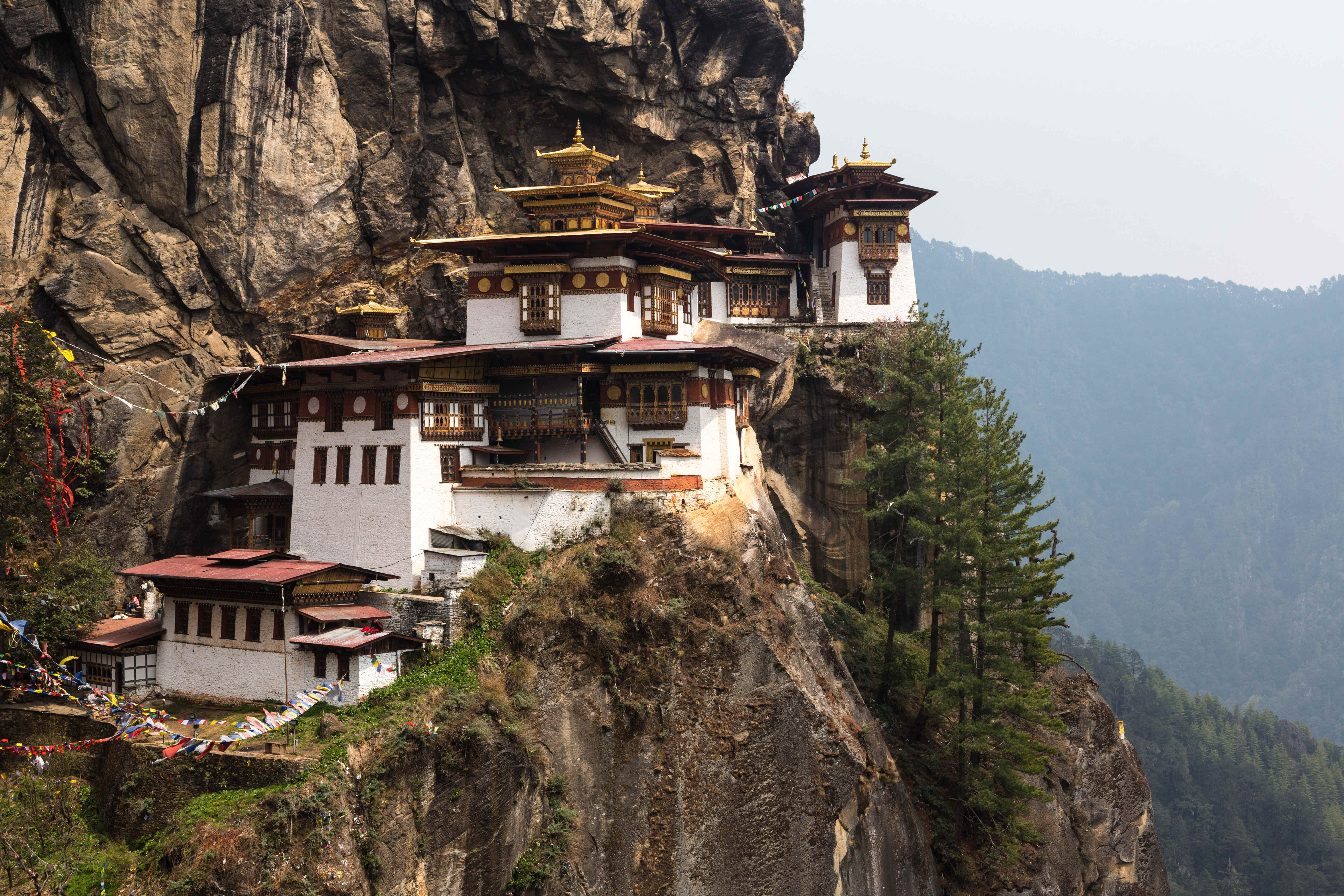 不丹的純淨景致，和依山而建的寺廟建築，每年都吸引不少遊客造訪。（東方IC）