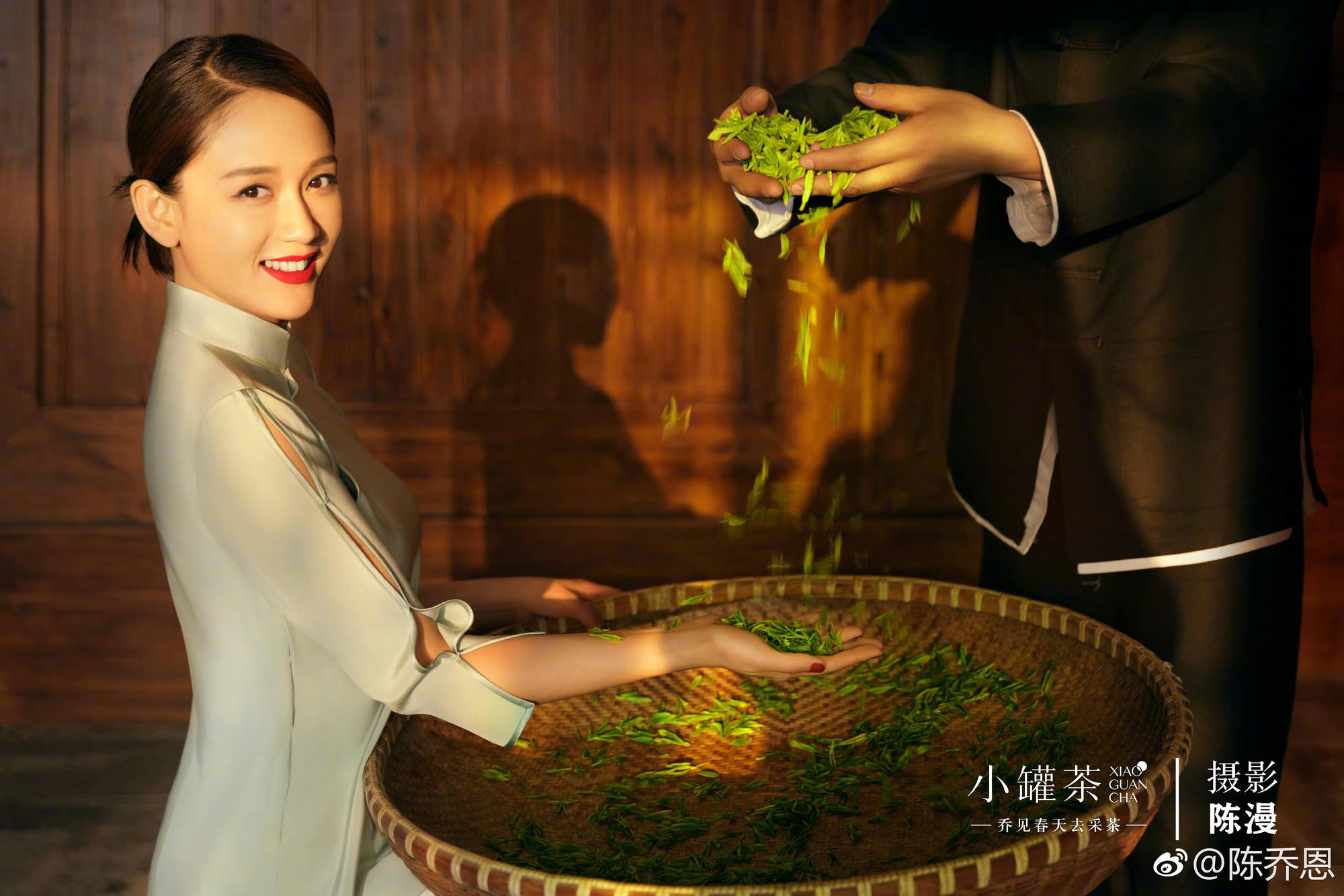 與茶簍茶葉的光影互動，陳喬恩笑得迷人。（翻攝自陳喬恩微博）